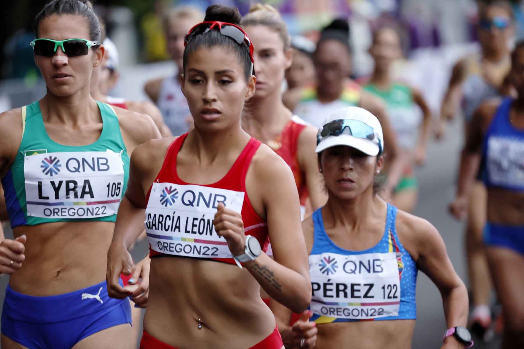 Kimberly Garcia León, del equipo de Perú, compite en la final de carrera de 35 kilómetros de mujeres en el Campeonato Mundial de Atletismo en Oregon. Foto: EFE