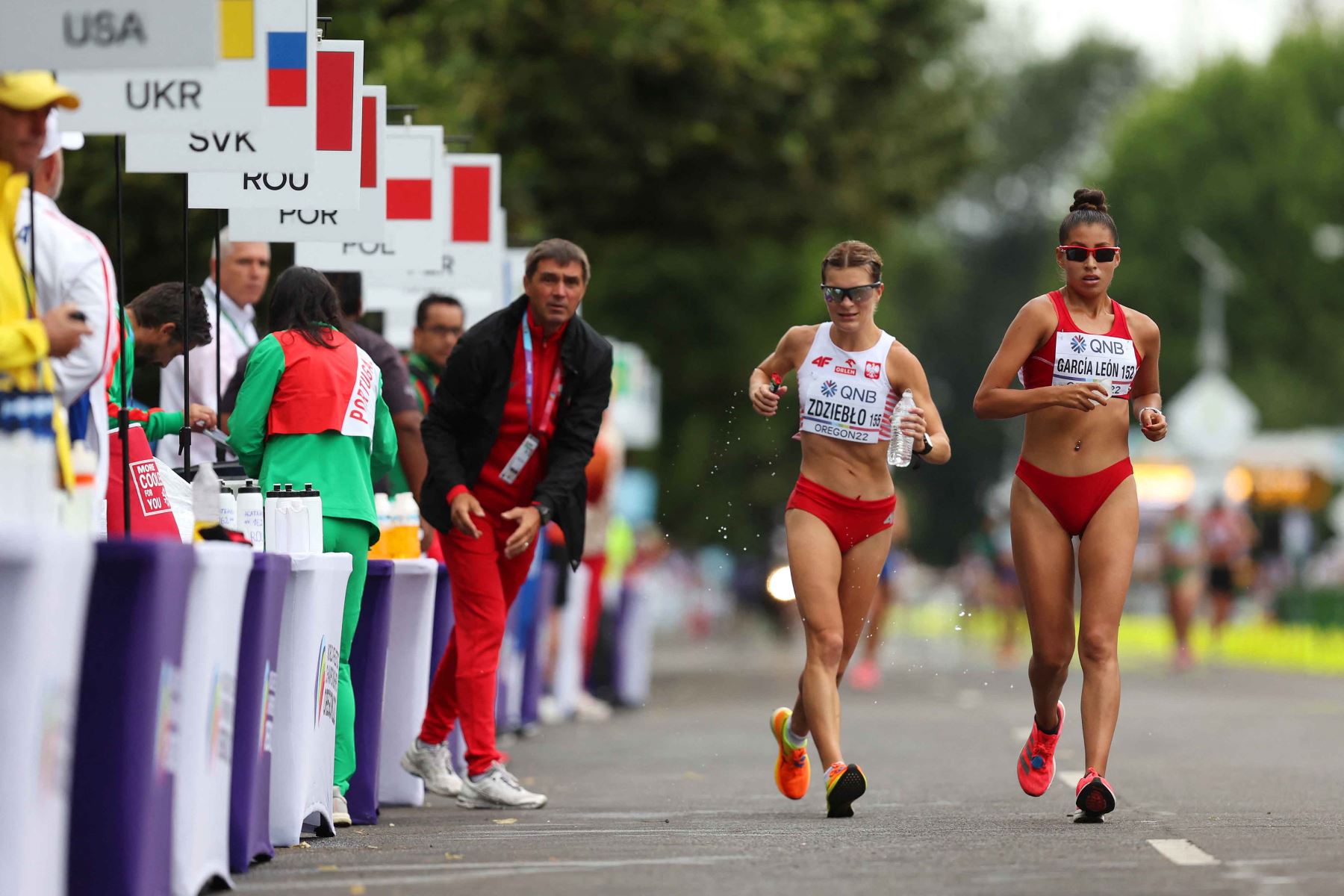 Kimberly Garcia León, del equipo de Perú, compite en la final de carrera de 35 kilómetros de mujeres en el Campeonato Mundial de Atletismo en Oregon. Foto: AFP