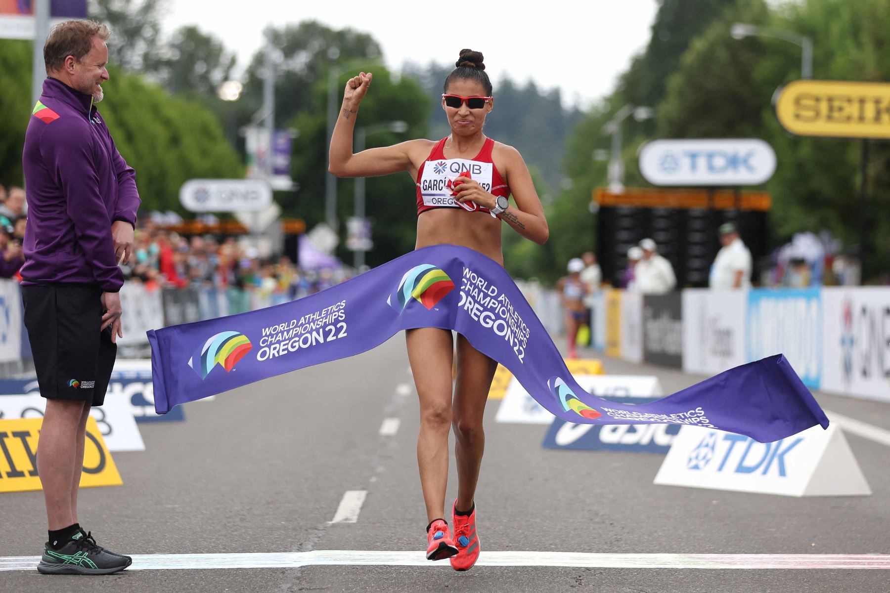 Kimberly García León cruza la línea de meta para ganar la final de carrera de 35 km de mujeres durante el Campeonato Mundial de Atletismo en Eugene, Oregón. Foto: AFP