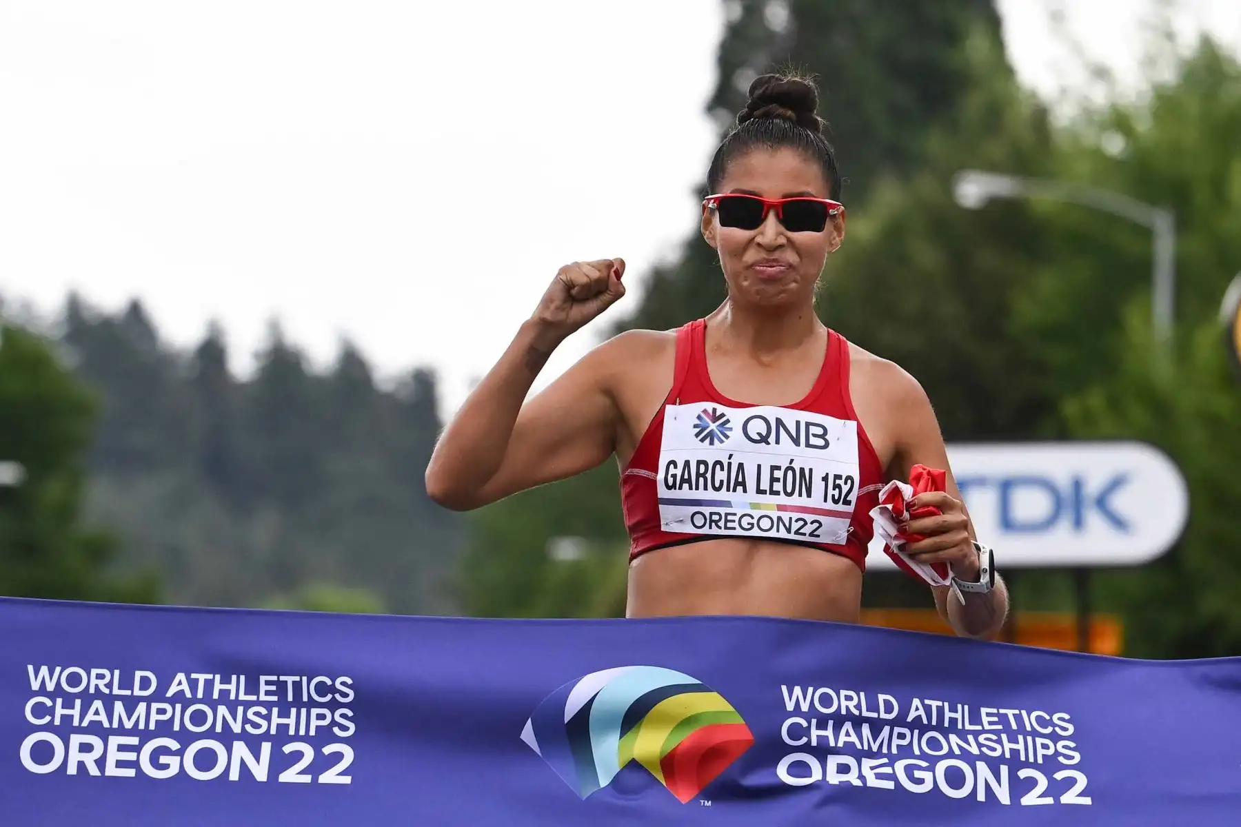 Kimberly García León cruza la línea de meta para ganar la final de carrera de 35 km de mujeres durante el Campeonato Mundial de Atletismo en Eugene, Oregón