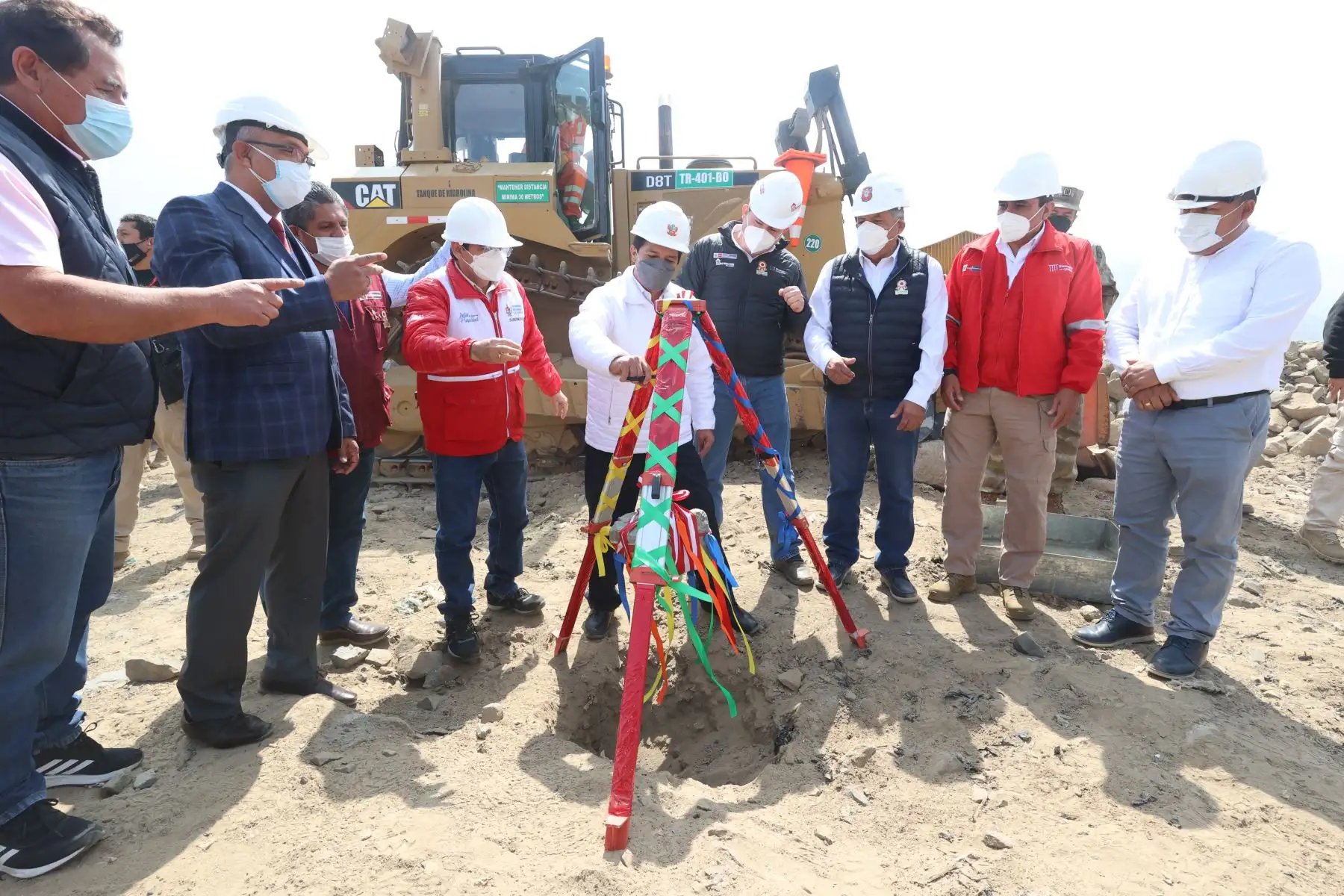 En La Libertad, el presidente de la República, Pedro Castillo, coloca primera piedra de la obra soluciones integrales en las quebradas San Idelfonso y San Carlos. Foto: ANDINA/ Prensa Presidencia