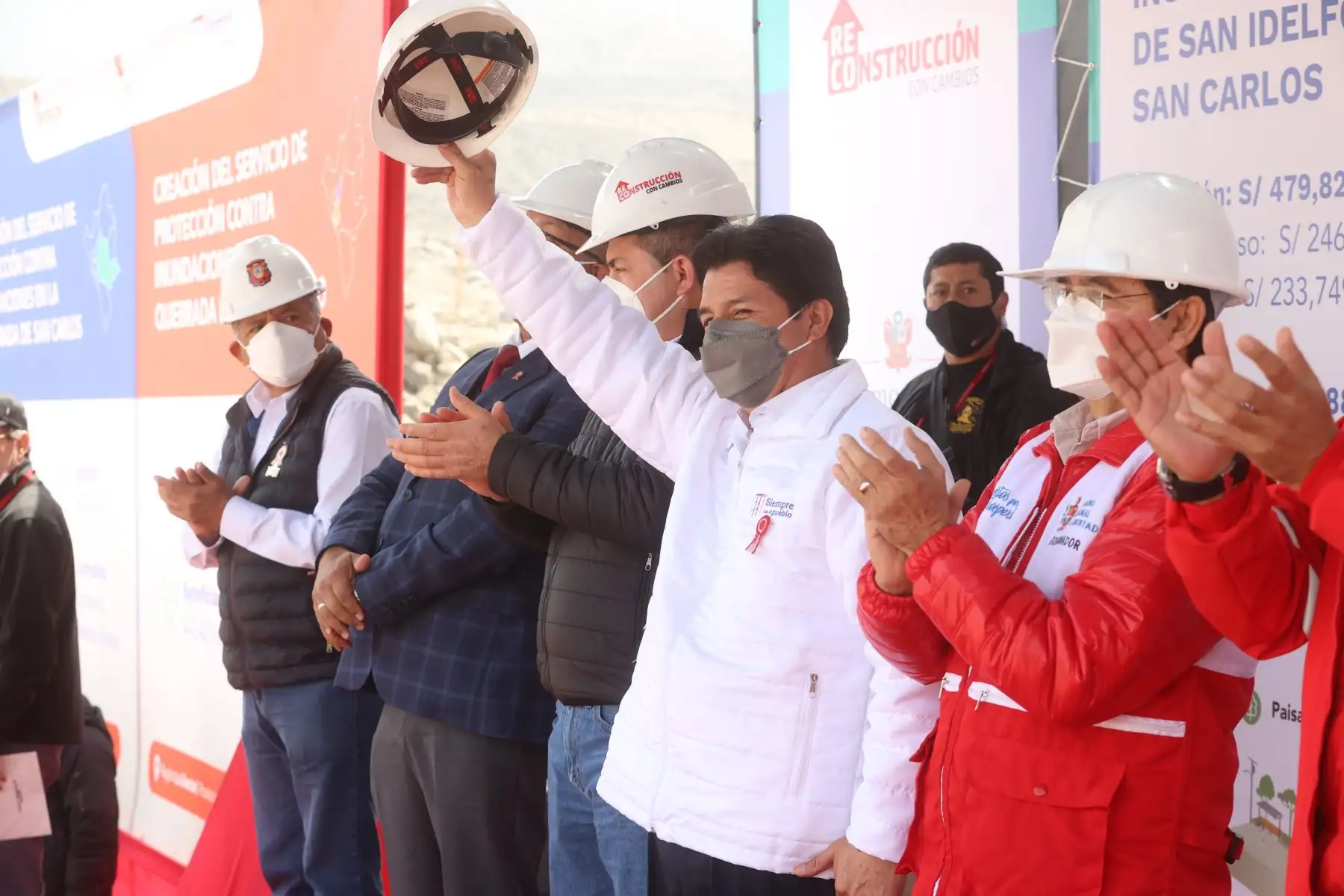 En La Libertad, el presidente de la República, Pedro Castillo, coloca primera piedra de la obra soluciones integrales en las quebradas San Idelfonso y San Carlos. Foto: ANDINA/ Prensa Presidencia