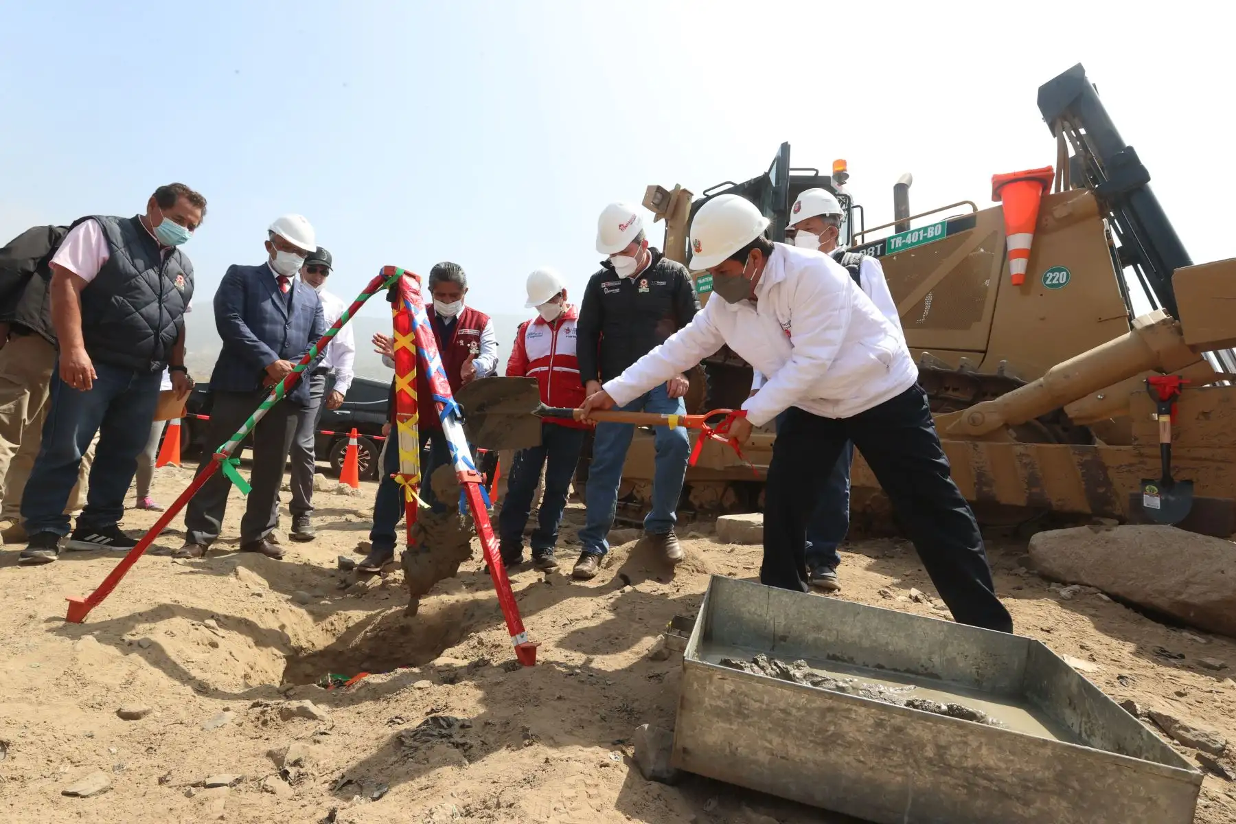 En La Libertad, el presidente de la República, Pedro Castillo, coloca primera piedra de la obra soluciones integrales en las quebradas San Idelfonso y San Carlos. Foto: ANDINA/ Prensa Presidencia