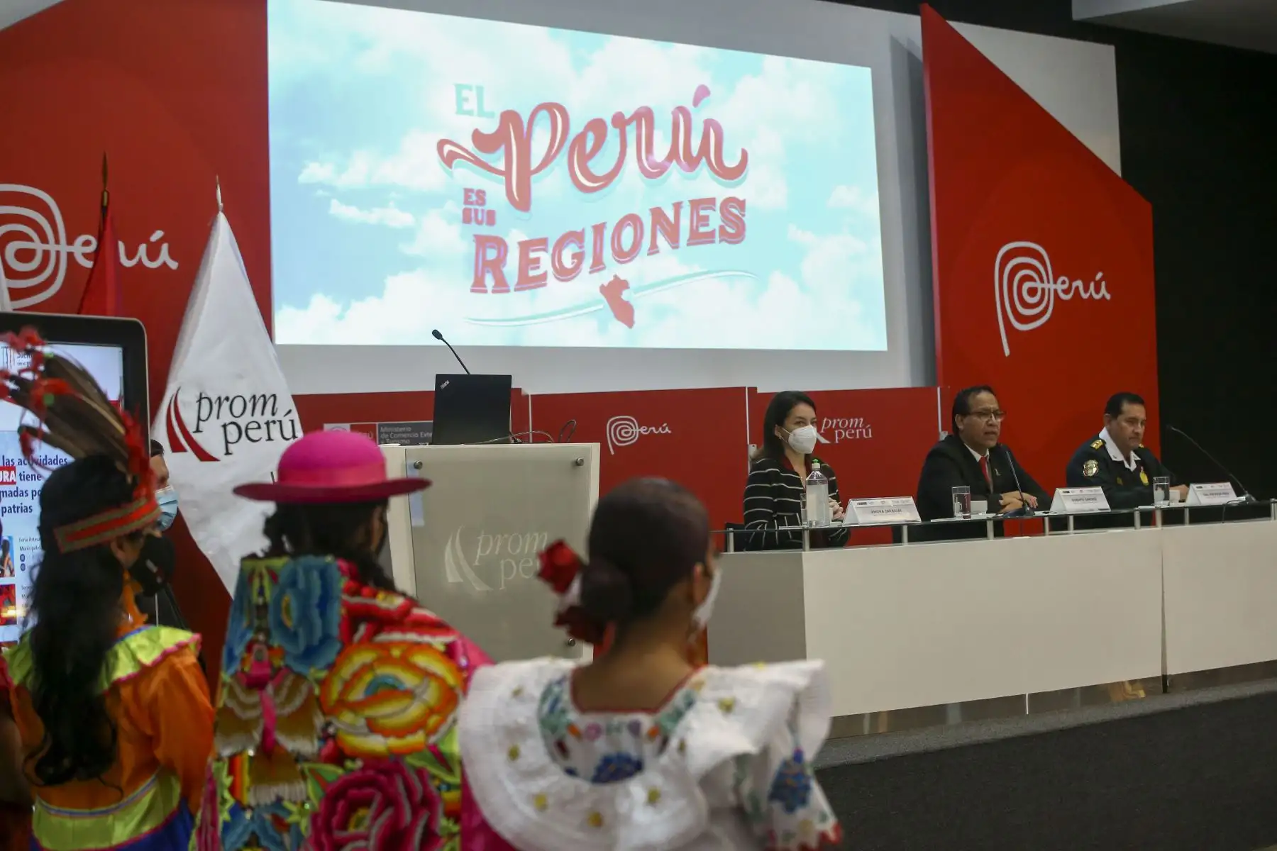 Ministro de Comercio Exterior y Turismo, Roberto Sánchez, presentó la gran iniciativa “El Perú es sus regiones”, un importante esfuerzo del Mincetur y PromPerú para promover el turismo, artesanías y gastronomía nacional en más de sesenta localidades del país, durante las celebraciones de Fiestas Patrias. Foto: ANDINA/Carla Patiño