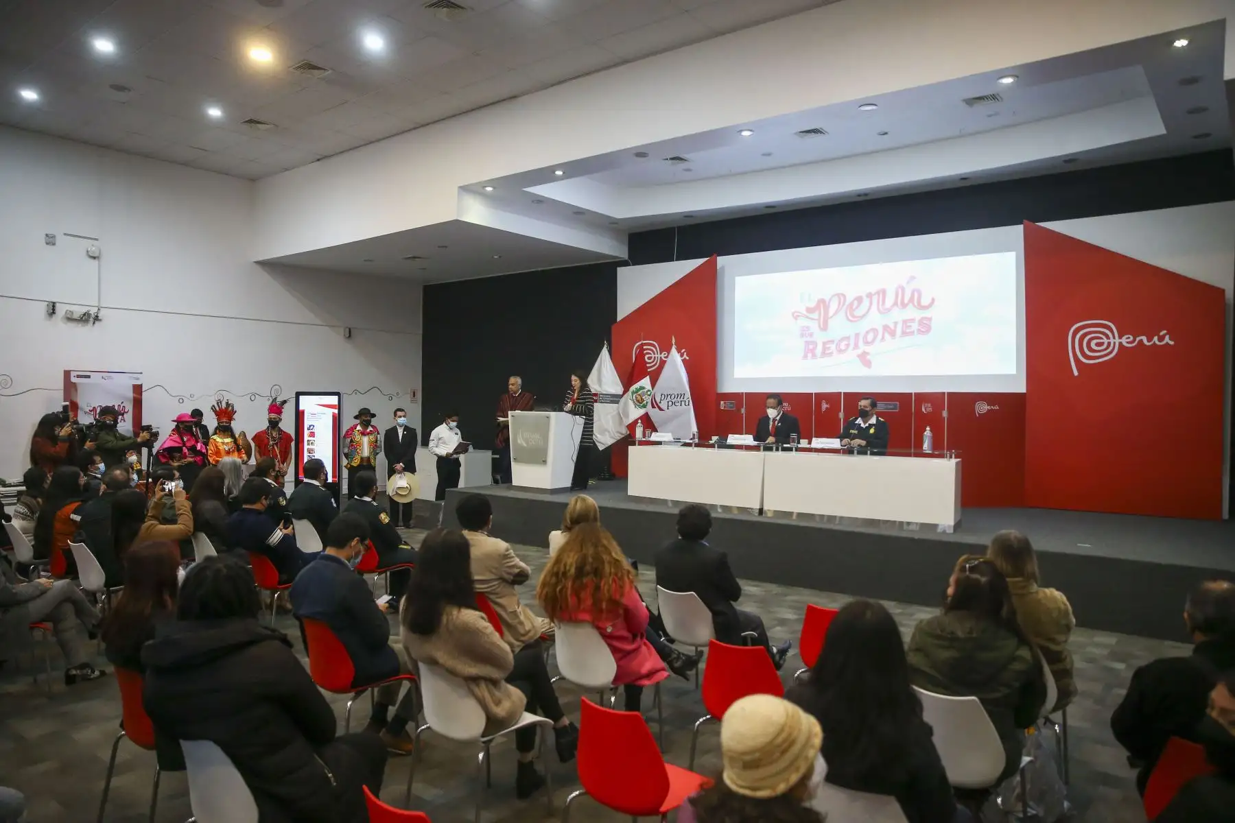 Ministro de Comercio Exterior y Turismo, Roberto Sánchez, presentó la gran iniciativa “El Perú es sus regiones”, un importante esfuerzo del Mincetur y PromPerú para promover el turismo, artesanías y gastronomía nacional en más de sesenta localidades del país, durante las celebraciones de Fiestas Patrias. Foto: ANDINA/Carla Patiño