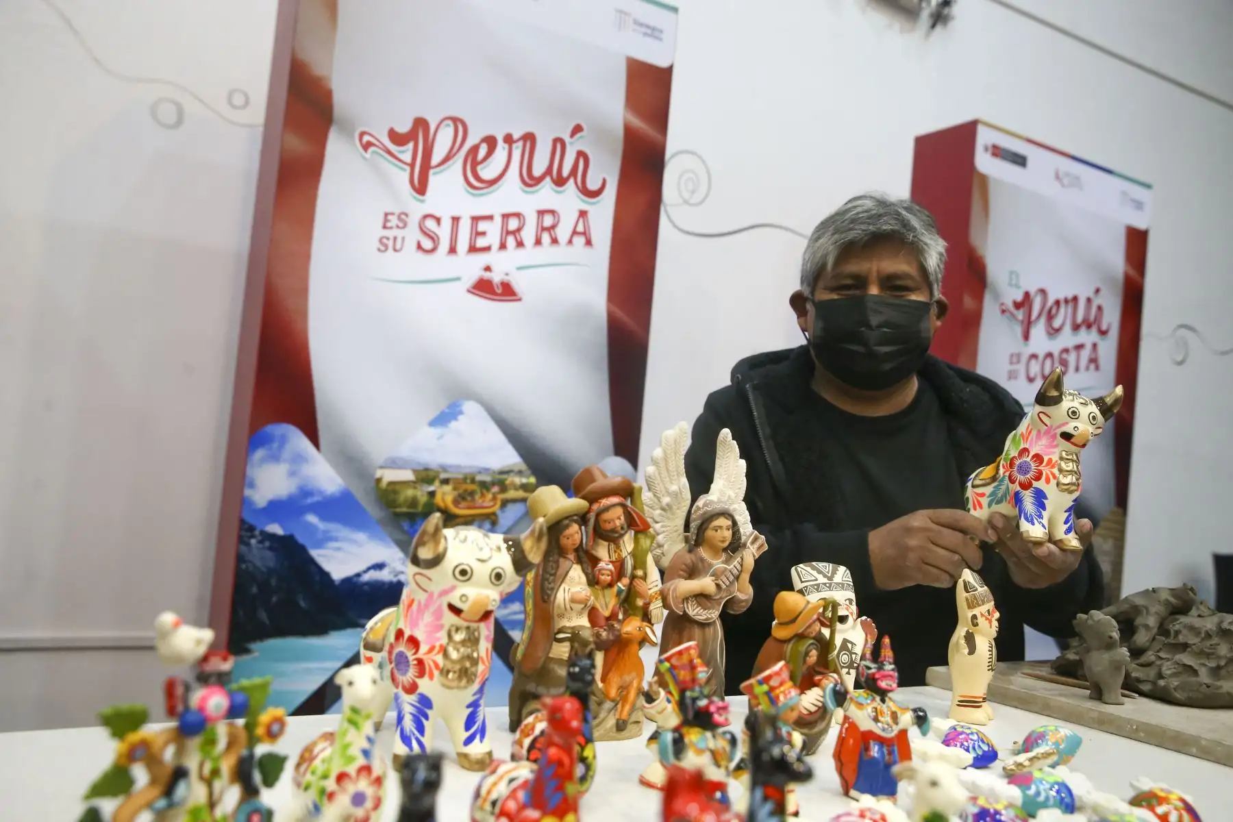 Ministro de Comercio Exterior y Turismo, Roberto Sánchez, presentó la gran iniciativa “El Perú es sus regiones”, un importante esfuerzo del Mincetur y PromPerú para promover el turismo, artesanías y gastronomía nacional en más de sesenta localidades del país, durante las celebraciones de Fiestas Patrias. Foto: ANDINA/Carla Patiño