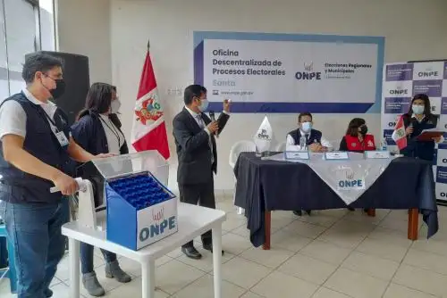La ODPE Santa sorteó a tres miembros de mesa titulares y tres suplentes para cada una de las 1,493 mesas de sufragio. Foto: ANDINA/Difusión