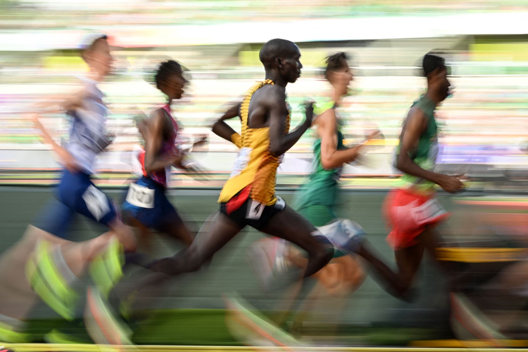 Joshua Cheptegei de Uganda compite en las eliminatorias masculinas de 5000 m durante el Campeonato Mundial de Atletismo en Hayward Field en Eugene, Oregón.
Foto: AFP