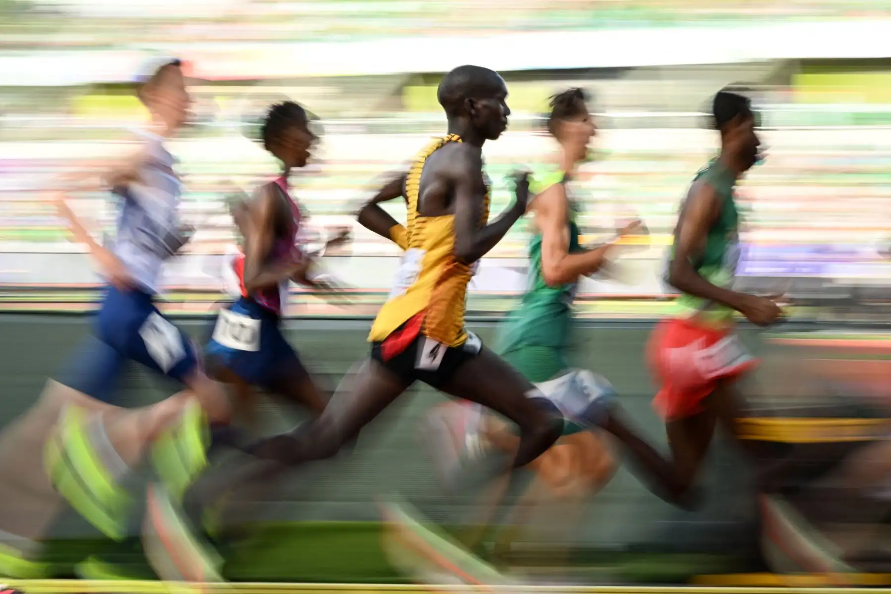 Joshua Cheptegei de Uganda compite en las eliminatorias masculinas de 5000 m durante el Campeonato Mundial de Atletismo en Hayward Field en Eugene, Oregón.
Foto: AFP