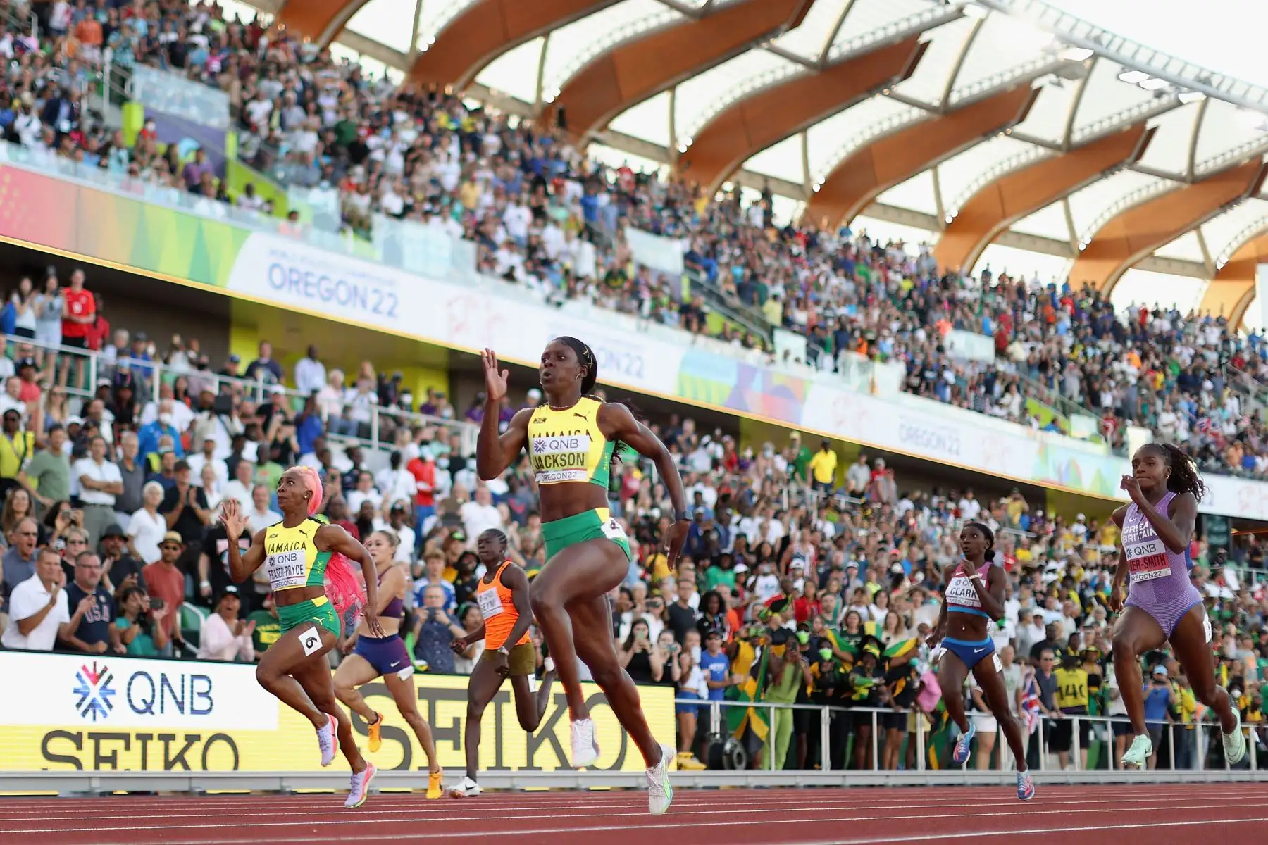 Shelly-Ann Fraser-Pryce del Equipo de Jamaica y Shericka Jackson del Equipo de Jamaica compiten en la final de 200 metros femeninos el día siete del Campeonato Mundial de Atletismo Oregon22 en Hayward Field.
Foto: AFP