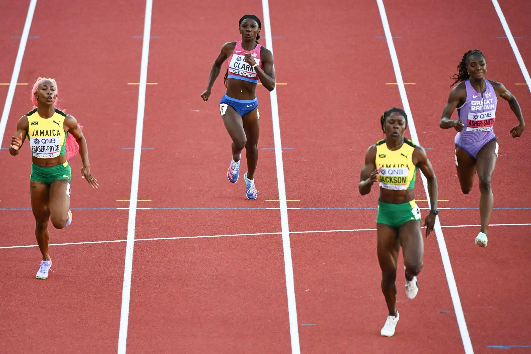 La jamaicana Shericka Jackson corre hacia la línea de meta en la final femenina de 200 metros durante el Campeonato Mundial de Atletismo en Hayward Field en Eugene, Oregón.
Foto: AFP