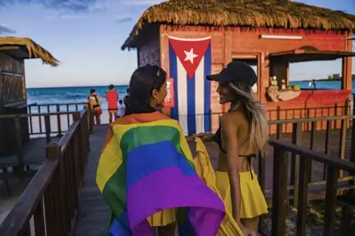 En una Cuba aún marcada por el machismo y la homofobia, cuyo gobierno persiguió y marginó a homosexuales en las décadas de 1960 y 1970, el matrimonio igualitario es un tema candente. Foto: AFP