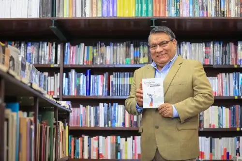 Presentan cuarta edición del libro "La redacción no se improvisa" en la FIL 2022.