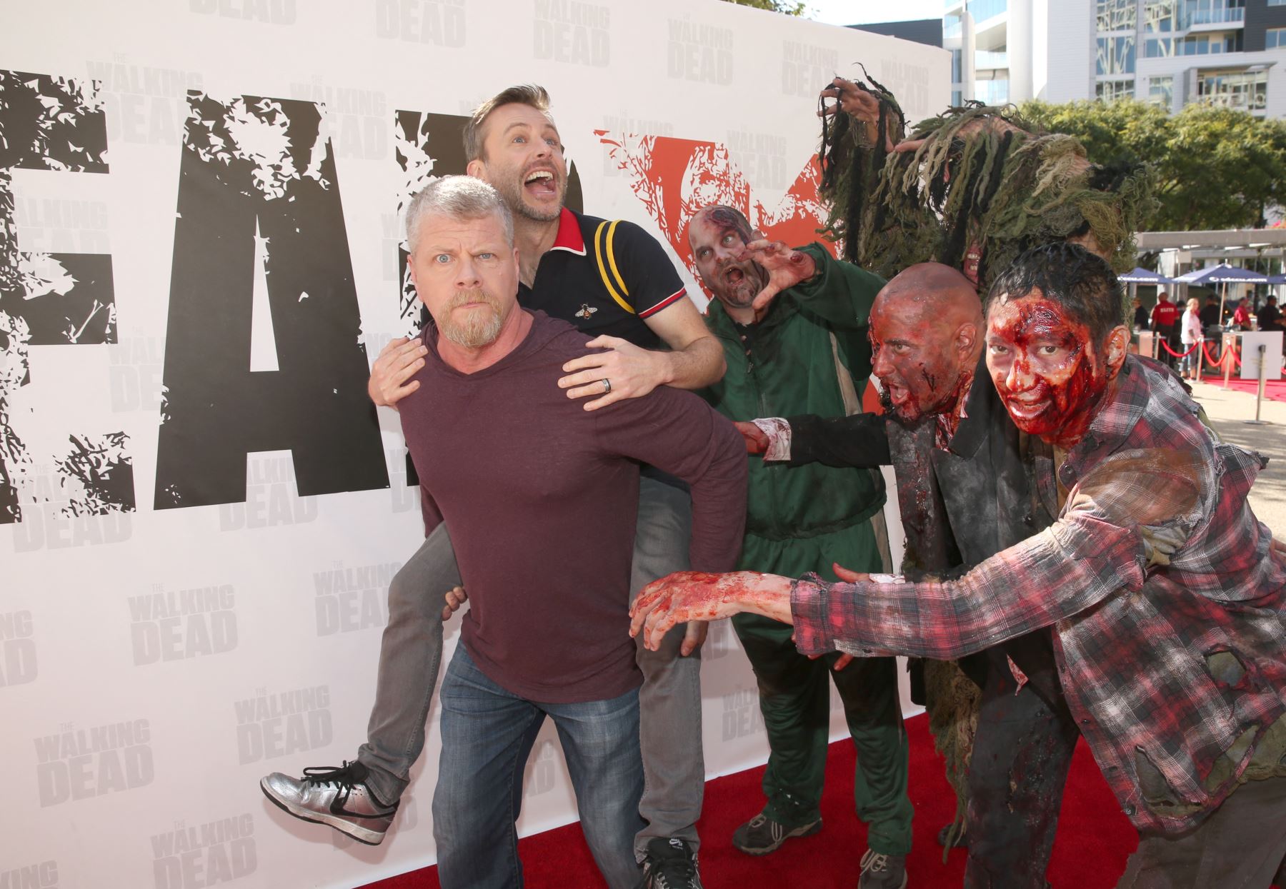 Michael Cudlitz y Chris Hardwick asisten a The Walking Dead Walker Horde en Petco Park durante Comic Con 2019 el 20 de julio de 2019 en San Diego, California. Foto: AFP