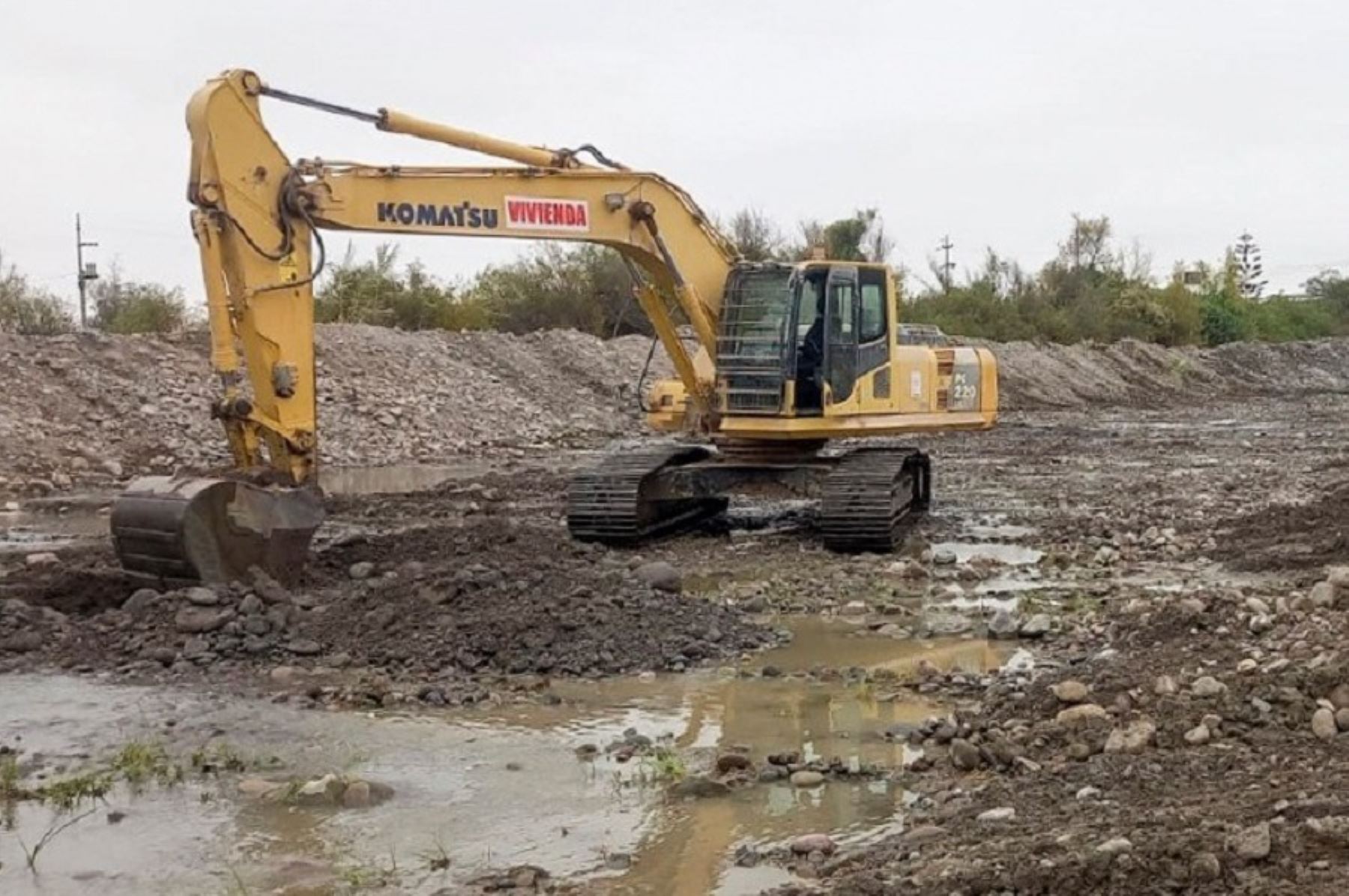 El Ministerio de Vivienda, Construcción y Saneamiento inició los trabajos de limpieza y descolmatación de un nuevo tramo del cauce del río Sama, en la provincia y departamento de Tacna.