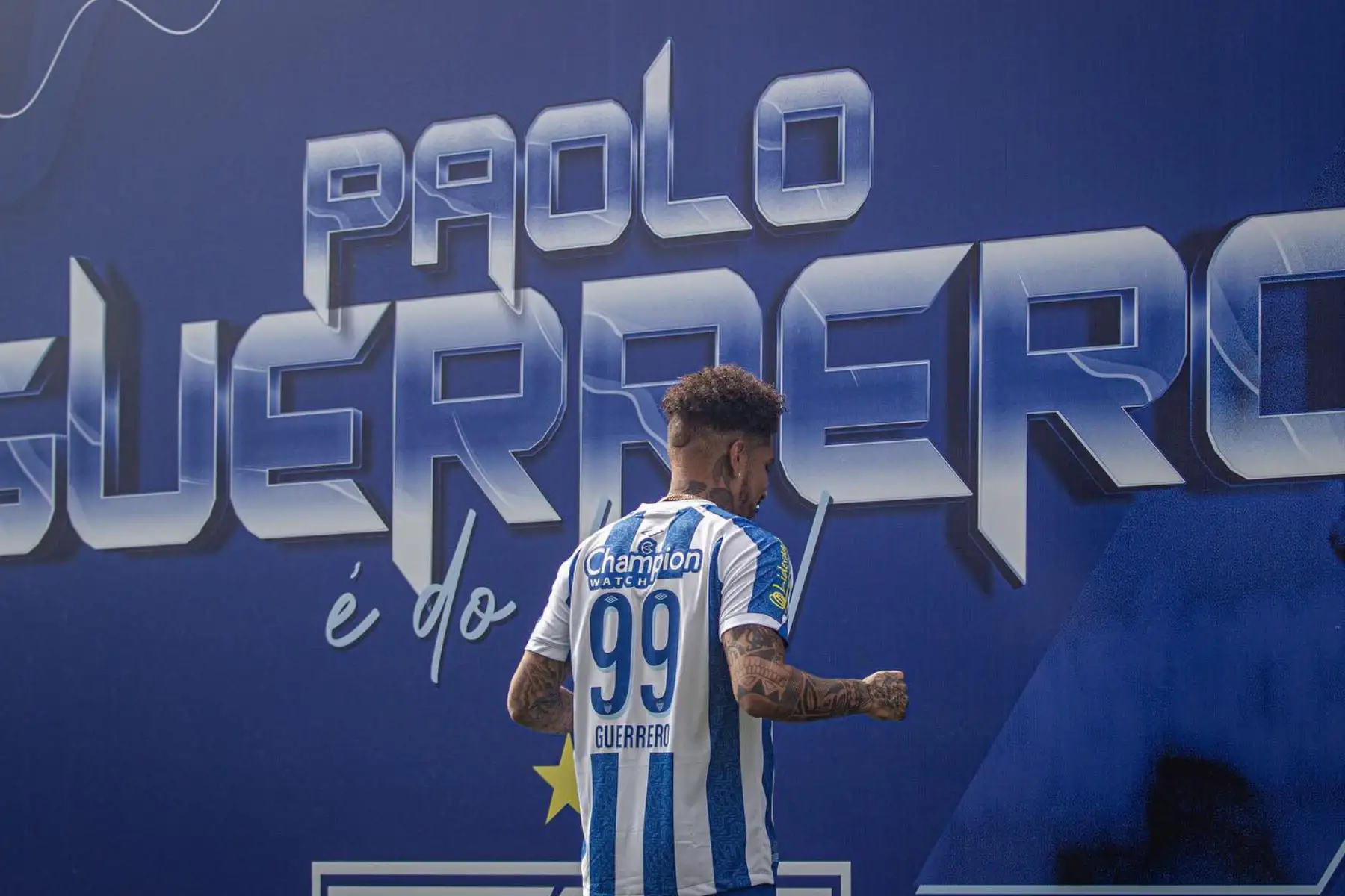 Paolo Guerrero es presentado ante la afición de su nuevo club Avaí.  "El Depredador" lucirá la camiseta con el número 99 de cara a los torneos de la serie A de Brasil.
Foto: @AvaiFC