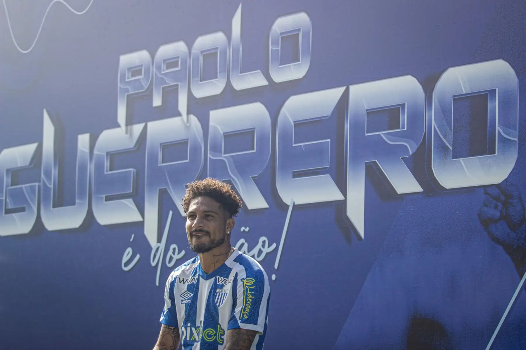 Paolo Guerrero es presentado ante la afición de su nuevo club Avaí.  "El Depredador" lucirá la camiseta con el número 99 de cara a los torneos de la serie A de Brasil.
Foto: @AvaiFC