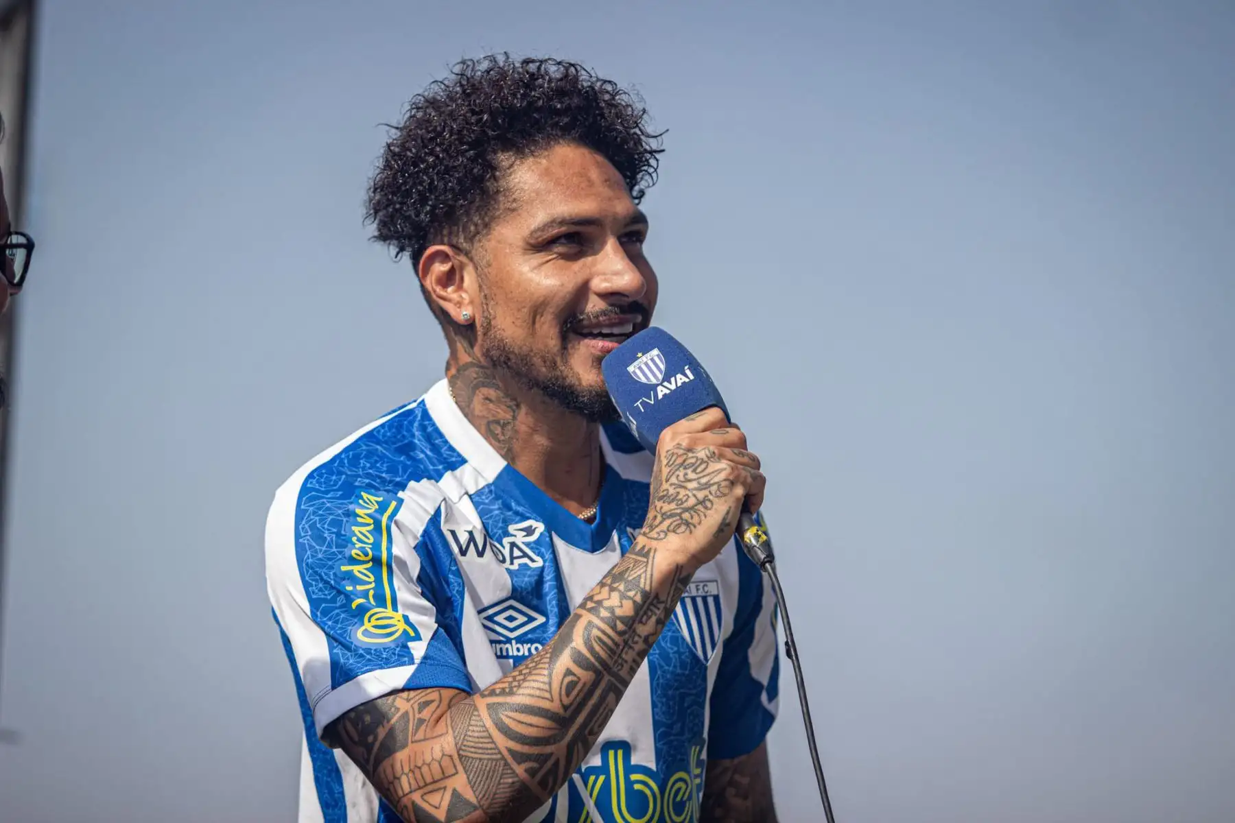 Paolo Guerrero es presentado ante la afición de su nuevo club Avaí.  "El Depredador" lucirá la camiseta con el número 99 de cara a los torneos de la serie A de Brasil.
Foto: @AvaiFC