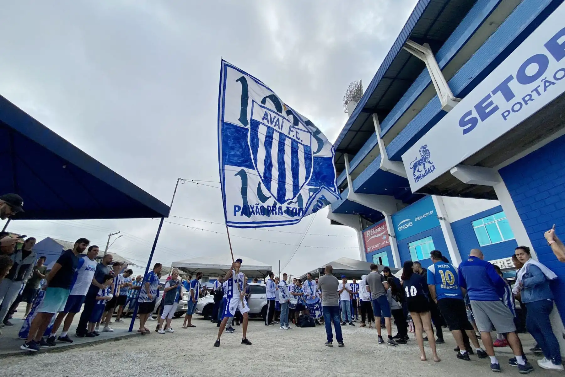 Paolo Guerrero es presentado ante la afición de su nuevo club Avaí.  "El Depredador" lucirá la camiseta con el número 99 de cara a los torneos de la serie A de Brasil.
Foto: @AvaiFC