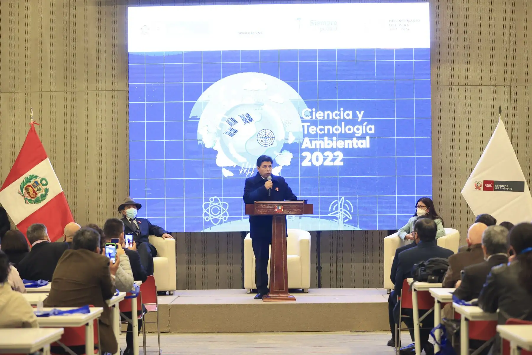 El presidente de la República, Pedro Castillo Terrones, inaugura el evento “Ciencia y Tecnología Ambiental 2022”, que abordará temas ambientales como la gestión de residuos sólidos, la reducción de emisión de gases efecto invernadero, el impulso a la economía circular y la gestión integrada de los recursos ambientales.
Foto: ANDINA/ Prensa Presidencia