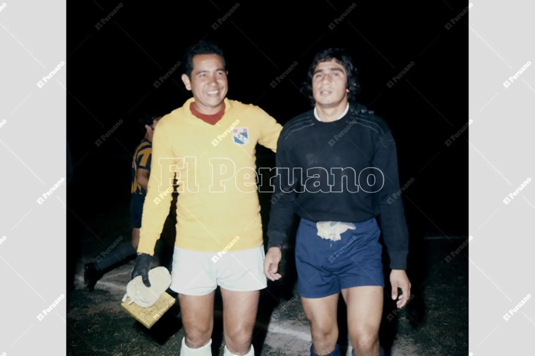 Lima - octubre 1971 / Ramón Quiroga, arquero de Rosario Central, junto a Luis Rubiños de Sporting Cristal.  
Foto: Archivo Histórico de El Peruano / Alfonso Ego Aguirre