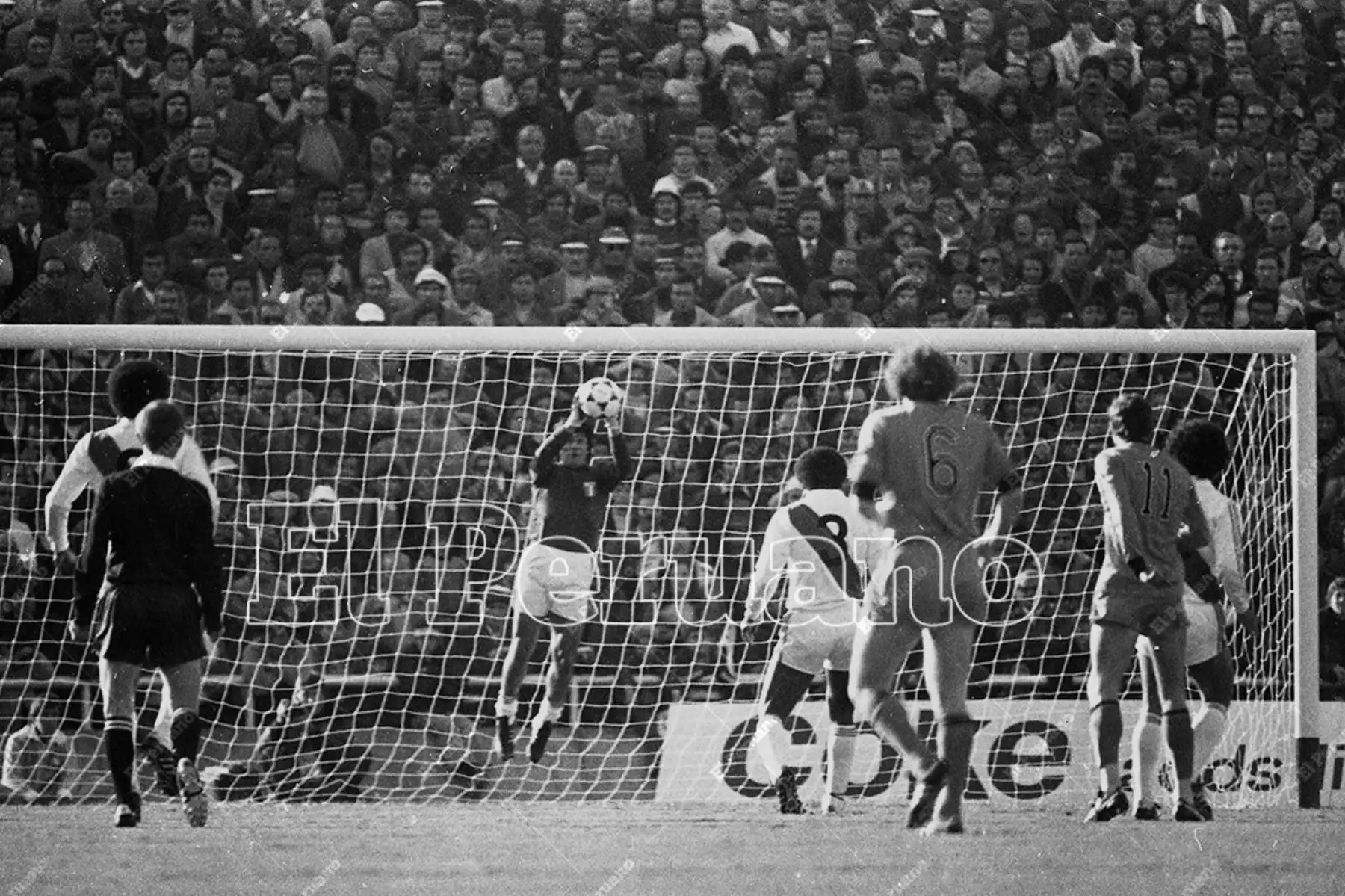 Mendoza - 11 junio 1978 / El portero Ramón Quiroga contiene  un remate durante el partido entre Perú y Holanda en la primera fase del mundial Argentina 78. 
Foto: Archivo Histórico de El Peruano / Rolando Ángeles