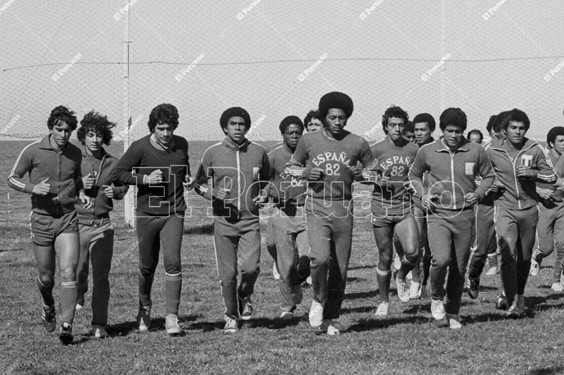 Montevideo, Uruguay - 20 agosto 1981 / Juan Carlos Oblitas, Ramón Quiroga, José Velásquez y Rubén Díaz en la primera fila en los entrenamientos de la selección peruana de fútbol que se prepara para el encuentro con Uruguay por las eliminatorias para España 82. 
Foto: Archivo Histórico de El Peruano / Rómulo Luján