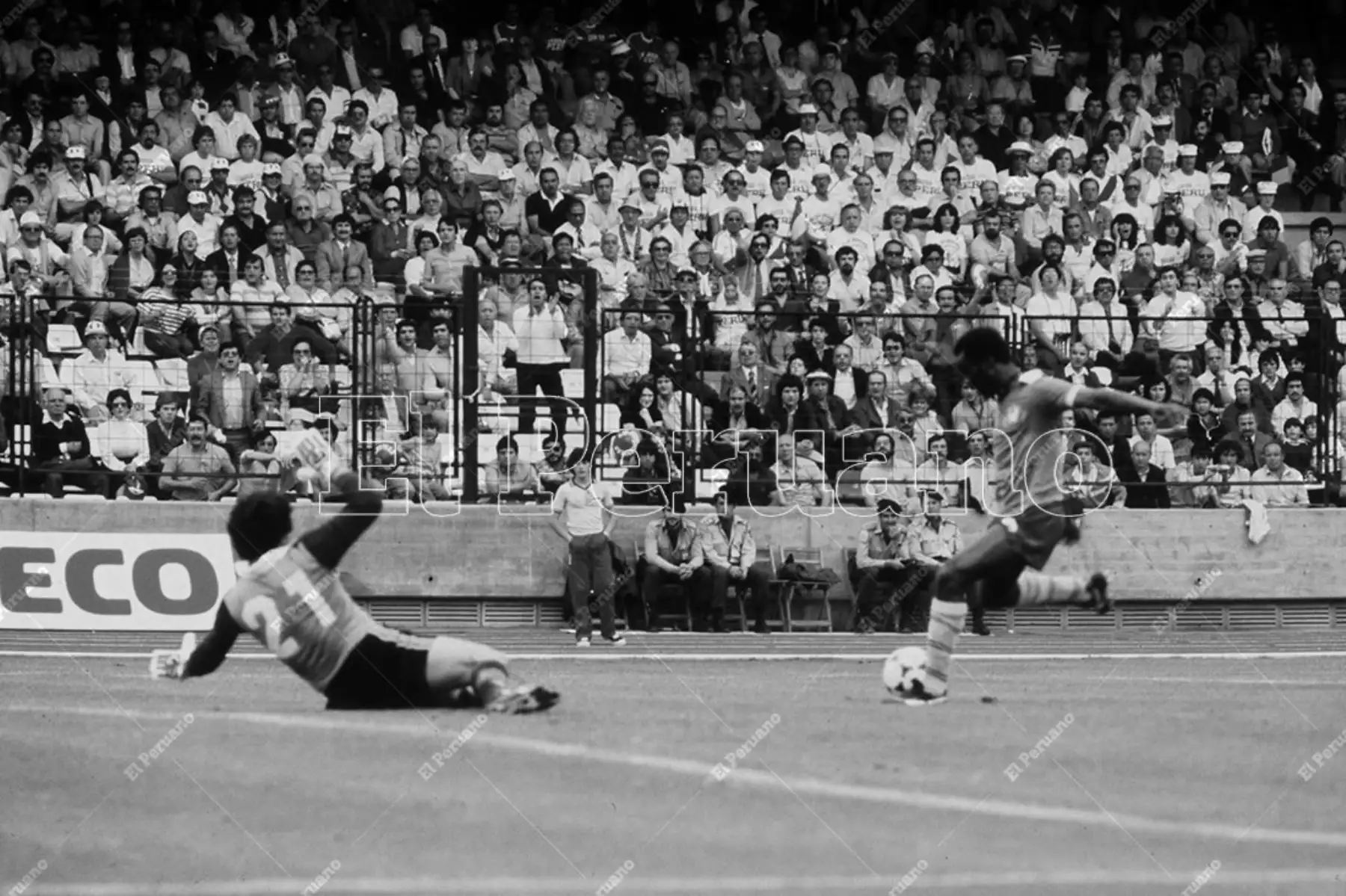 La Coruña - 15 junio 1982 / El delantero Roger Milla frente al arquero Ramón Quiroga. Perú empató sin abrir el marcador con Camerún en su debut en el mundial de España 82. 
Foto: Archivo Histórico de El Peruano / Rolando Ángeles