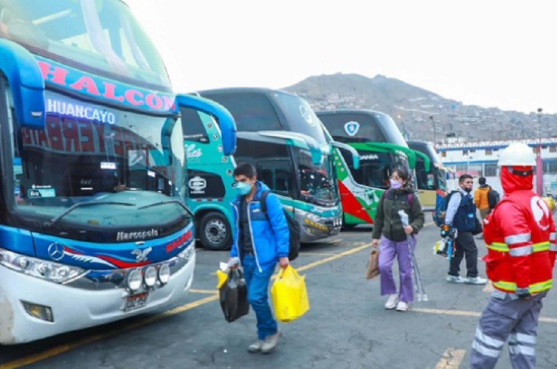 Sigue siendo obligatorio el uso de mascarilla en los buses interprovinciales. Foto: Andina