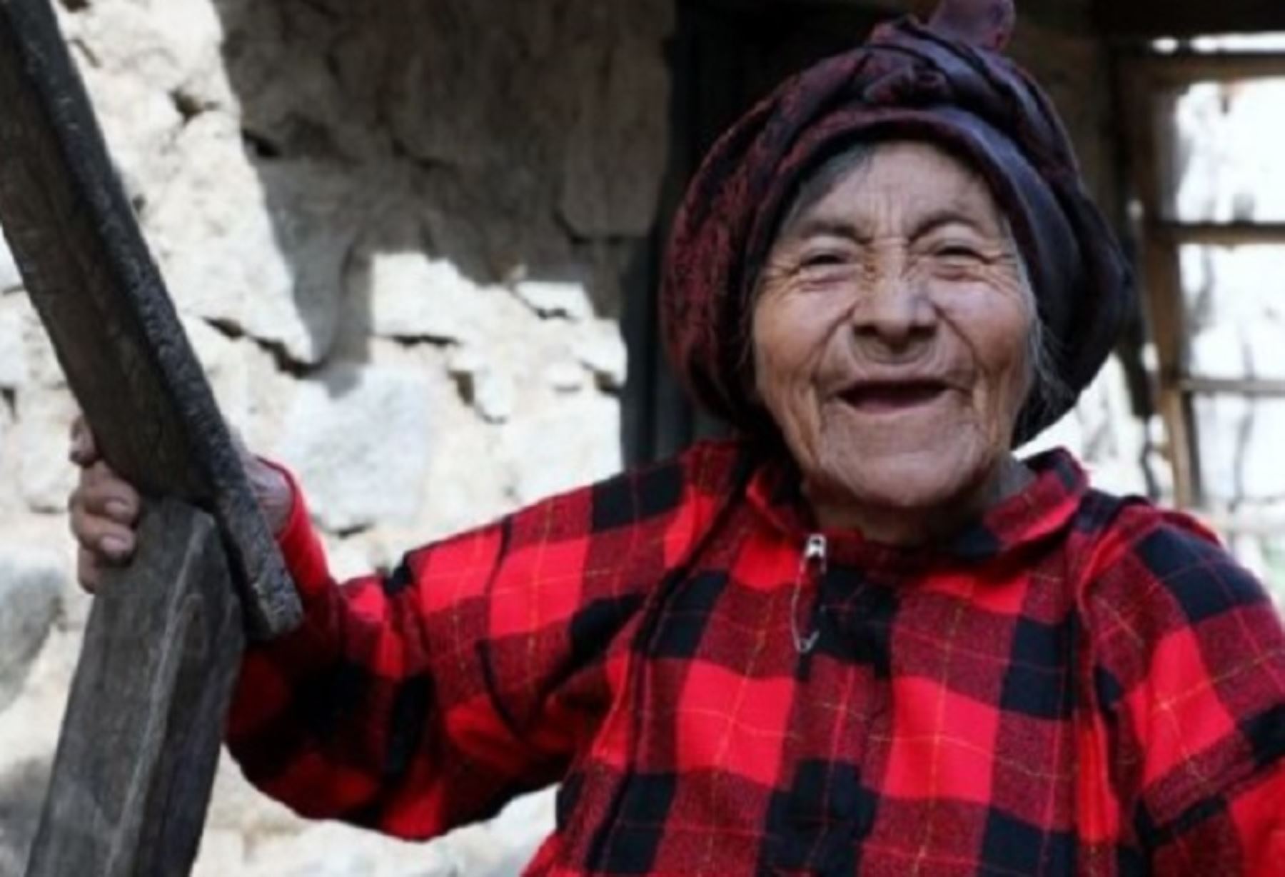 Rosalbina Valerio Valerio tiene 84 años y es la adulta mayor más popular de Tupe. Usuaria del programa Pensión 65, en el marco de la intervención Saberes Productivos, asiste al colegio de la localidad para brindar charlas en su idioma materno Jaqaru a niños y niñas de primaria.