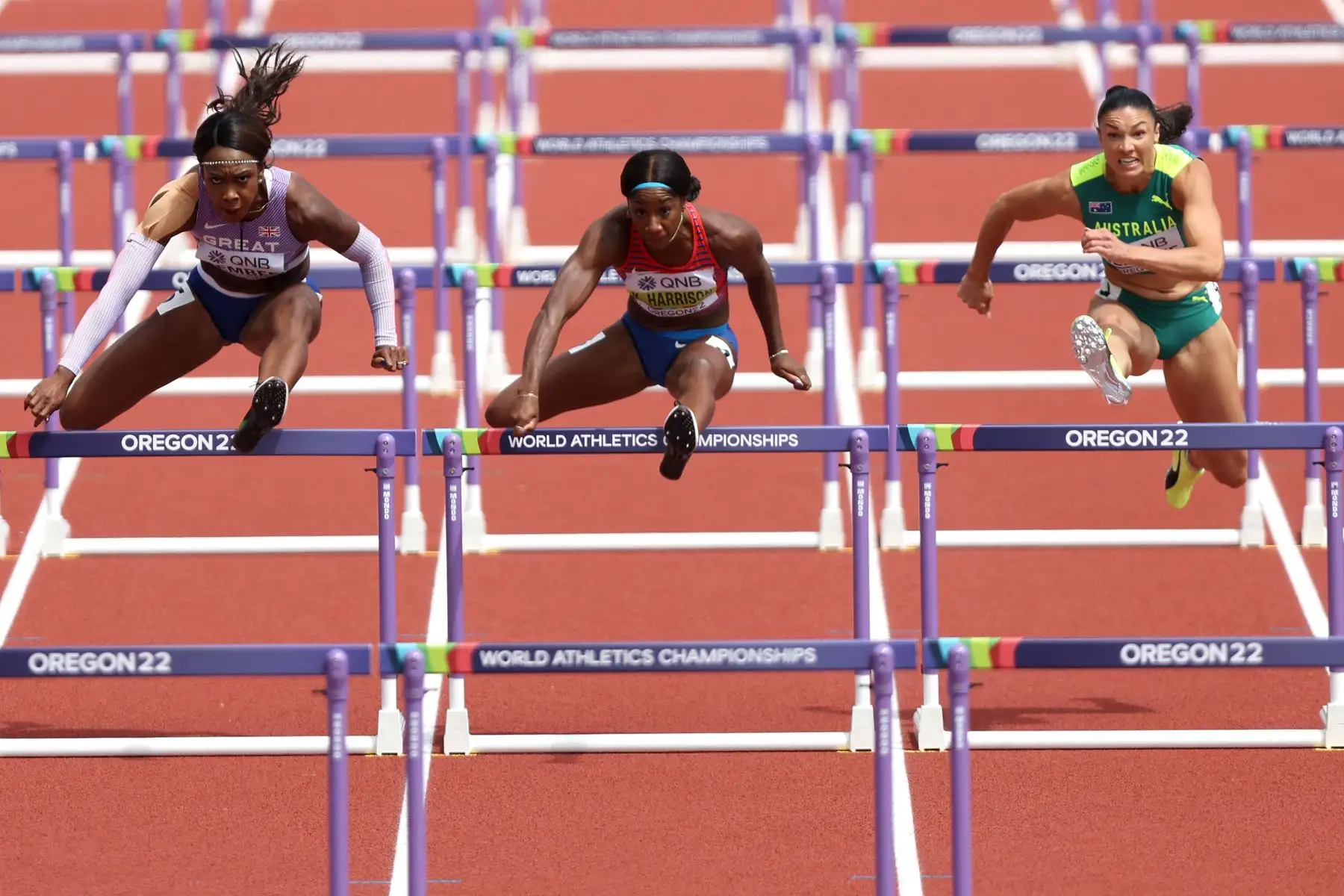 Cindy Sember del equipo de Gran Bretaña, Kendra Harrison del equipo de Estados Unidos y Michelle Jenneke del equipo de Australia compiten en las eliminatorias femeninas de 100 m con vallas el noveno día del Campeonato Mundial de Atletismo Oregon22 en Hayward Field.
Foto: AFP