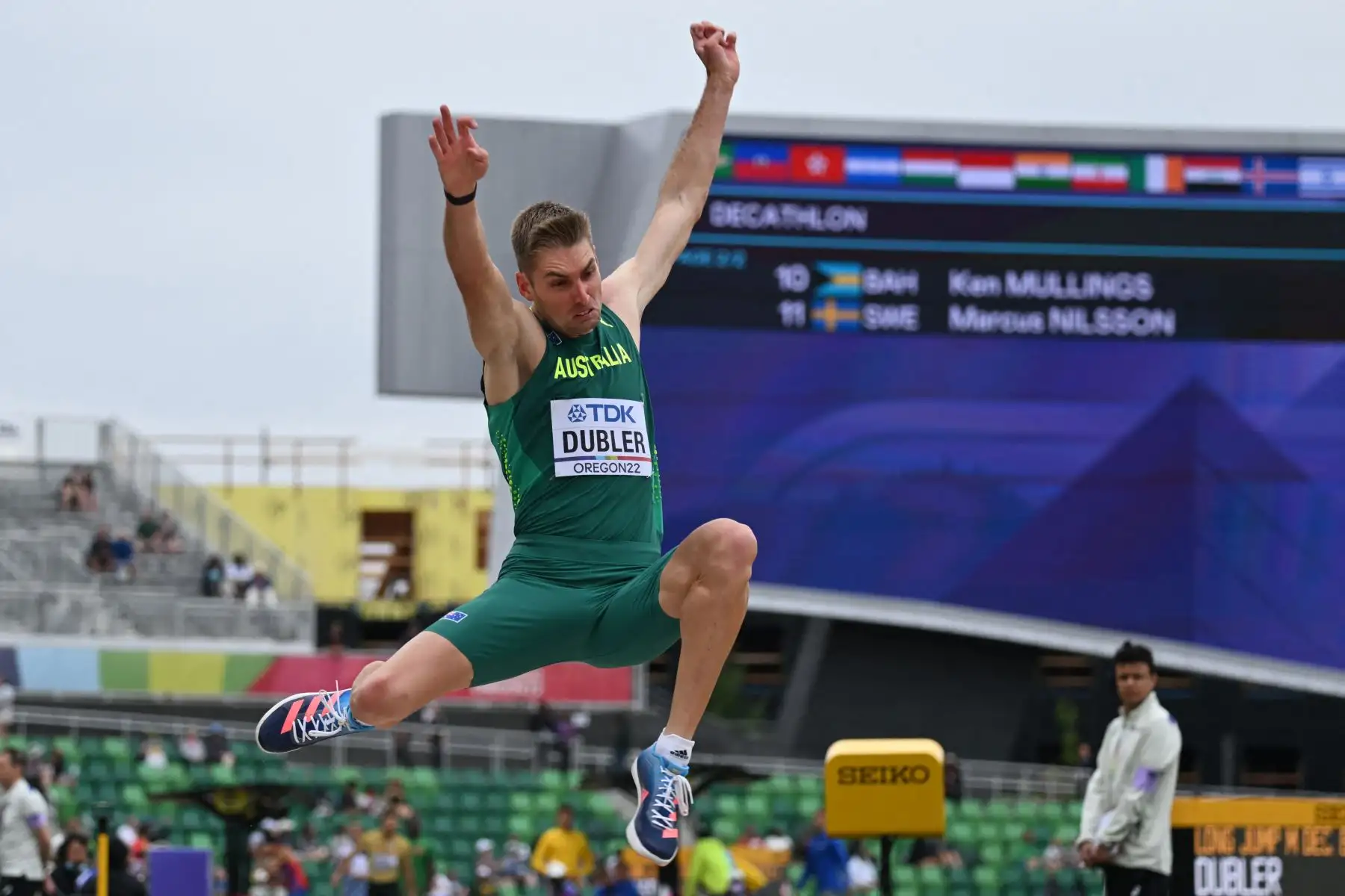 El australiano Cedric Dubler compite en el evento de decatlón de salto de longitud masculino durante el Campeonato Mundial de Atletismo en Hayward Field en Eugene, Oregón.
Foto: AFP