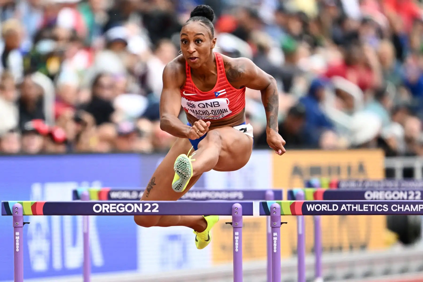 Jasmine Camacho-Quinn de Puerto Rico compite en las eliminatorias femeninas de 100 m con vallas durante el Campeonato Mundial de Atletismo en Hayward Field en Eugene, Oregón.
Foto: AFP