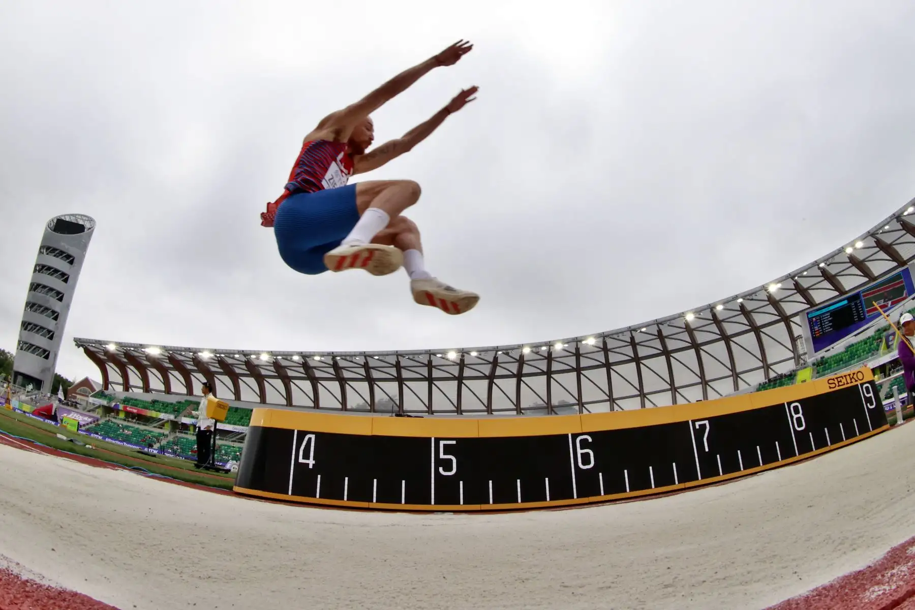 Zachhery Ziemek de EE. UU. compite en el evento de Salto de Longitud del Decathlon en el Campeonato Mundial de Atletismo Oregon22 en Hayward Field en Eugene, Oregon, EE. UU.
Foto: AFP