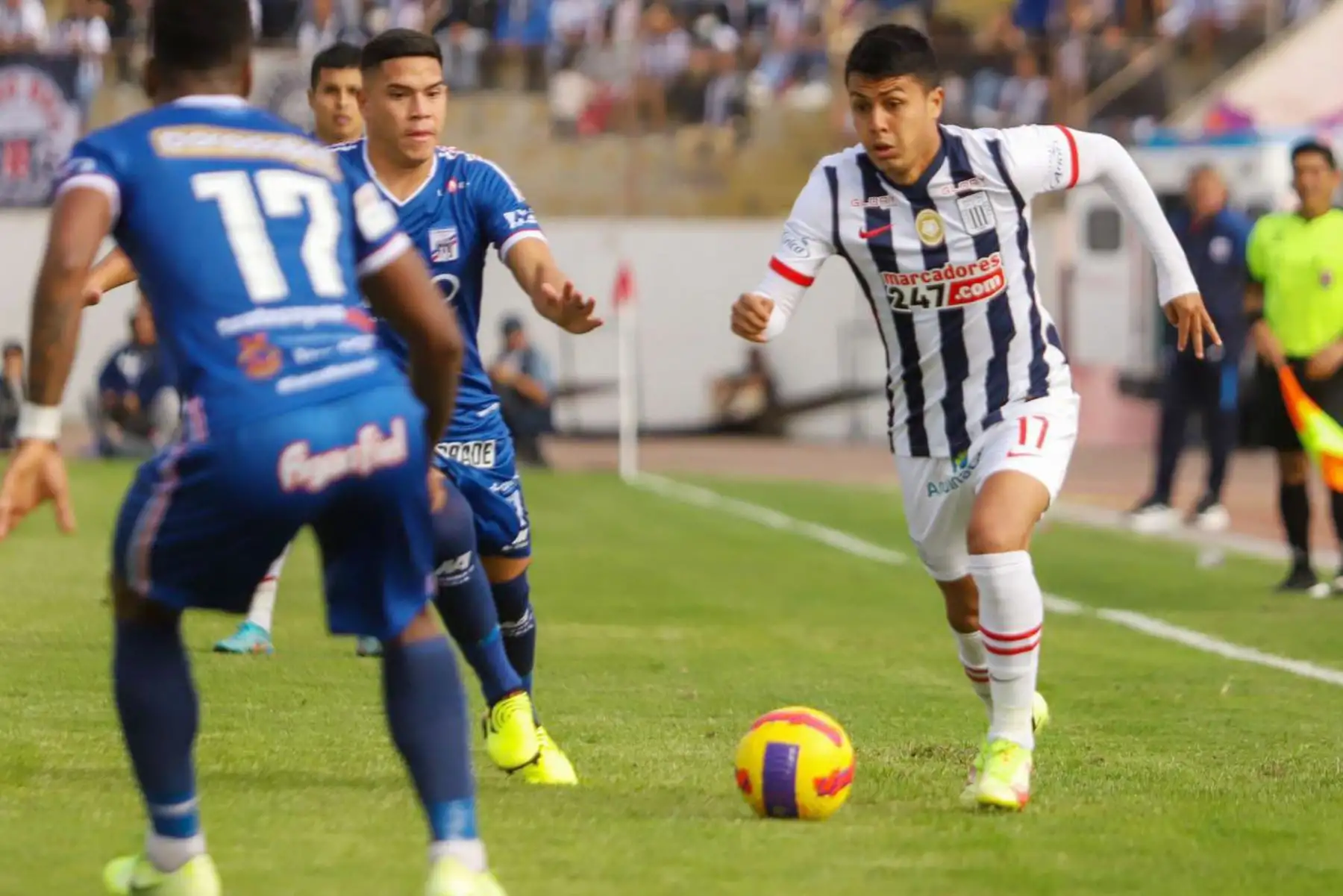 Jairo Concha , jugador de Alianza Lima disputa el balón ante el jugador del club Carlos Mannucci por la tercera fecha  del Torneo Clausura, en el Estadio Mansiche  de Trujillo.
Foto: Liga 1