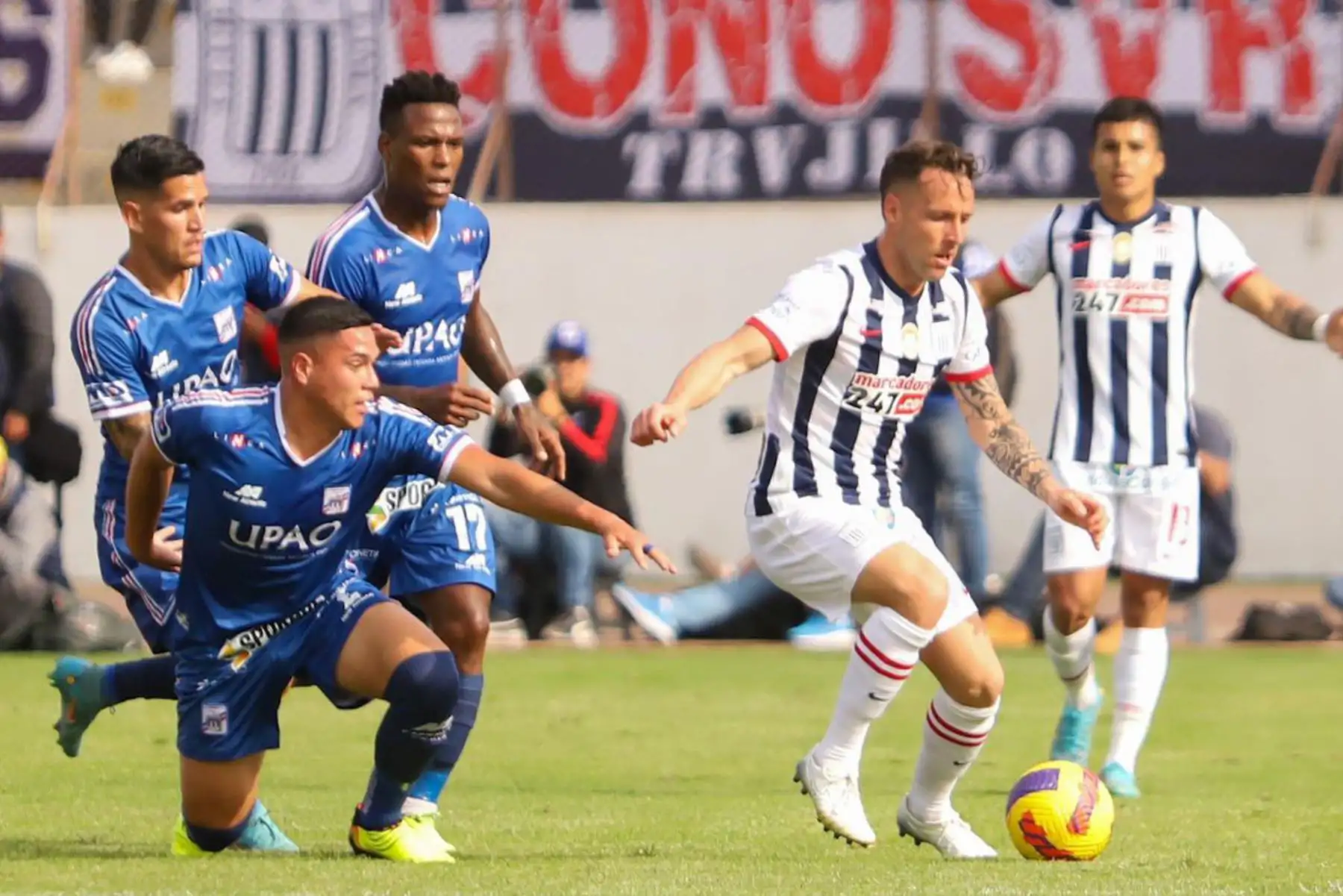 Pablo Lavandeira , jugador de Alianza Lima disputa el balón ante el jugador del club Carlos Mannucci por la tercera fecha  del Torneo Clausura, en el Estadio Mansiche  de Trujillo.
Foto: Liga 1