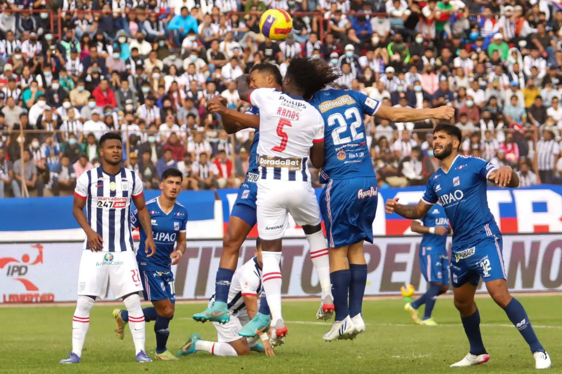 Cristian Ramos de Alianza Lima se enfrenta ante jugadores del club Carlos Mannucci por la tercera fecha  del Torneo Clausura, en el Estadio Mansiche  de Trujillo.
Foto: Liga 1