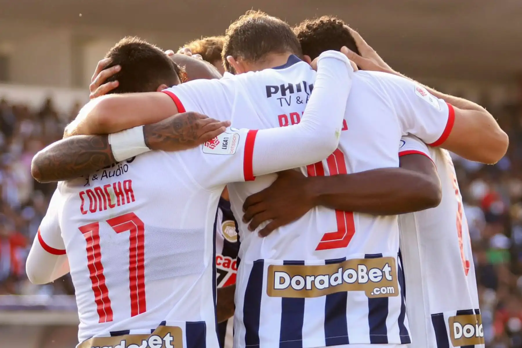 El jugador Arley Rodríguez  de Alianza Lima celebra con sus compañeros , tras anotar el gol contra el Mannucci de Trujillo. Foto:@LigaFutProf