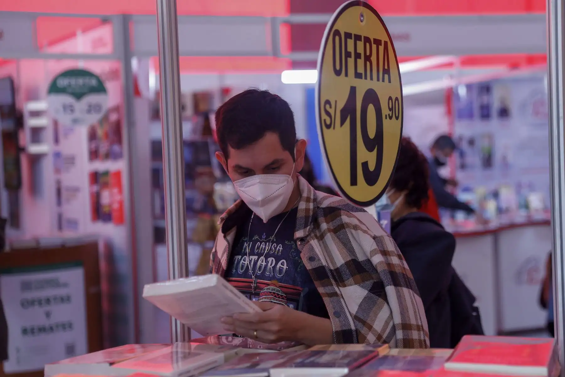 La 26ª Feria Internacional del Libro de Lima (FIL Lima 2022) abrió sus puertas del 22 de julio a 7 de agosto, en el parque Próceres de la Independencia, ubicado en la cuadra 16 de la avenida Salaverry, en Jesús María. El evento retornó a la presencialidad, después de dos años a causa de la pandemia del covid-19. La librería Granfider se ubica en el stand número 25 al lado izquierdo de la Feria y está ofreciendo ofertas desde S/.9.90. Foto: ANDINA/ Carla Patiño