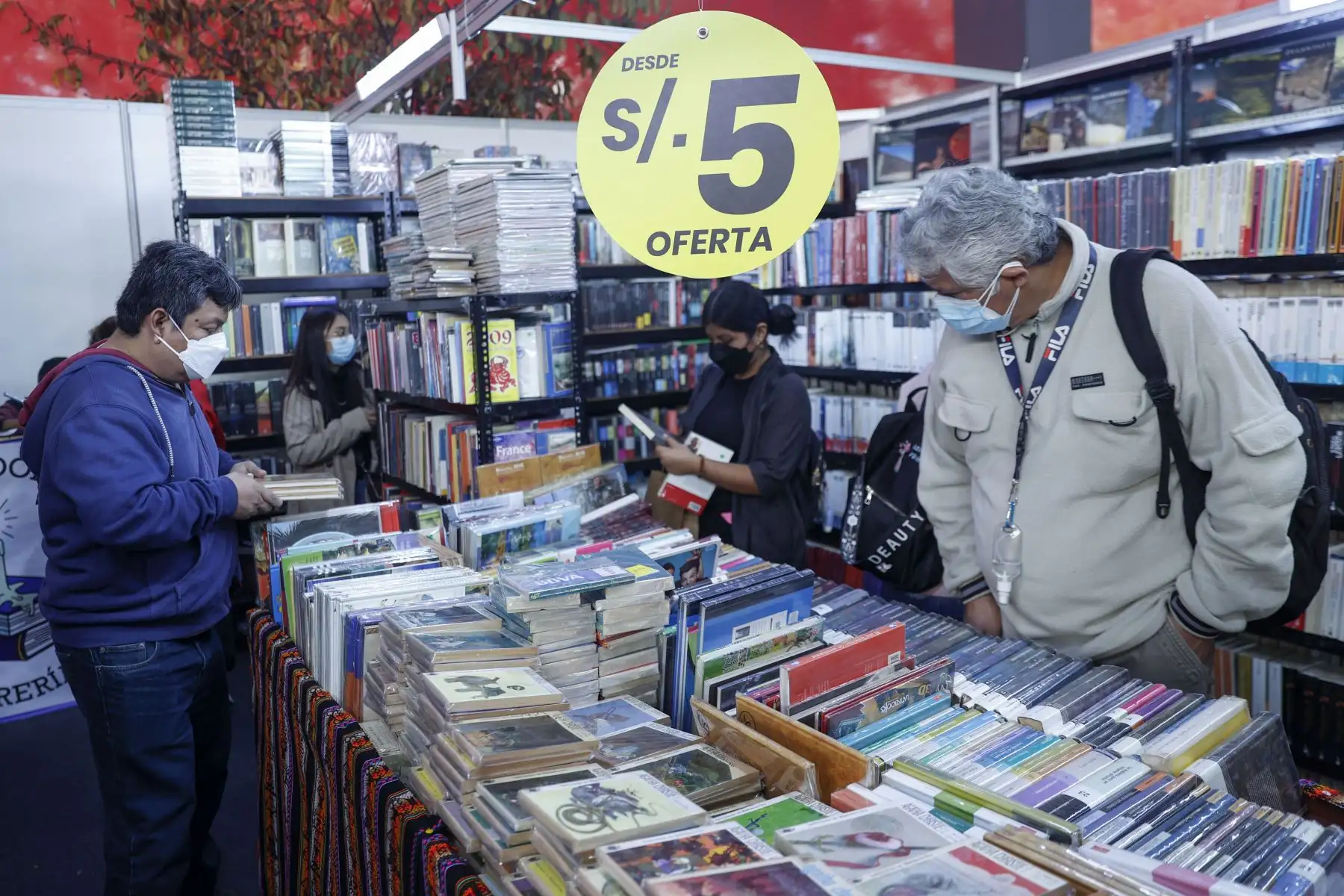 La 26ª Feria Internacional del Libro de Lima (FIL Lima 2022) abrió sus puertas del 22 de julio a 7 de agosto, en el parque Próceres de la Independencia, ubicado en la cuadra 16 de la avenida Salaverry, en Jesús María. El evento retornó a la presencialidad, después de dos años a causa de la pandemia del covid-19. La librería Granfider se ubica en el stand número 25 al lado izquierdo de la Feria y está ofreciendo ofertas desde S/.9.90. Foto: ANDINA/ Carla Patiño