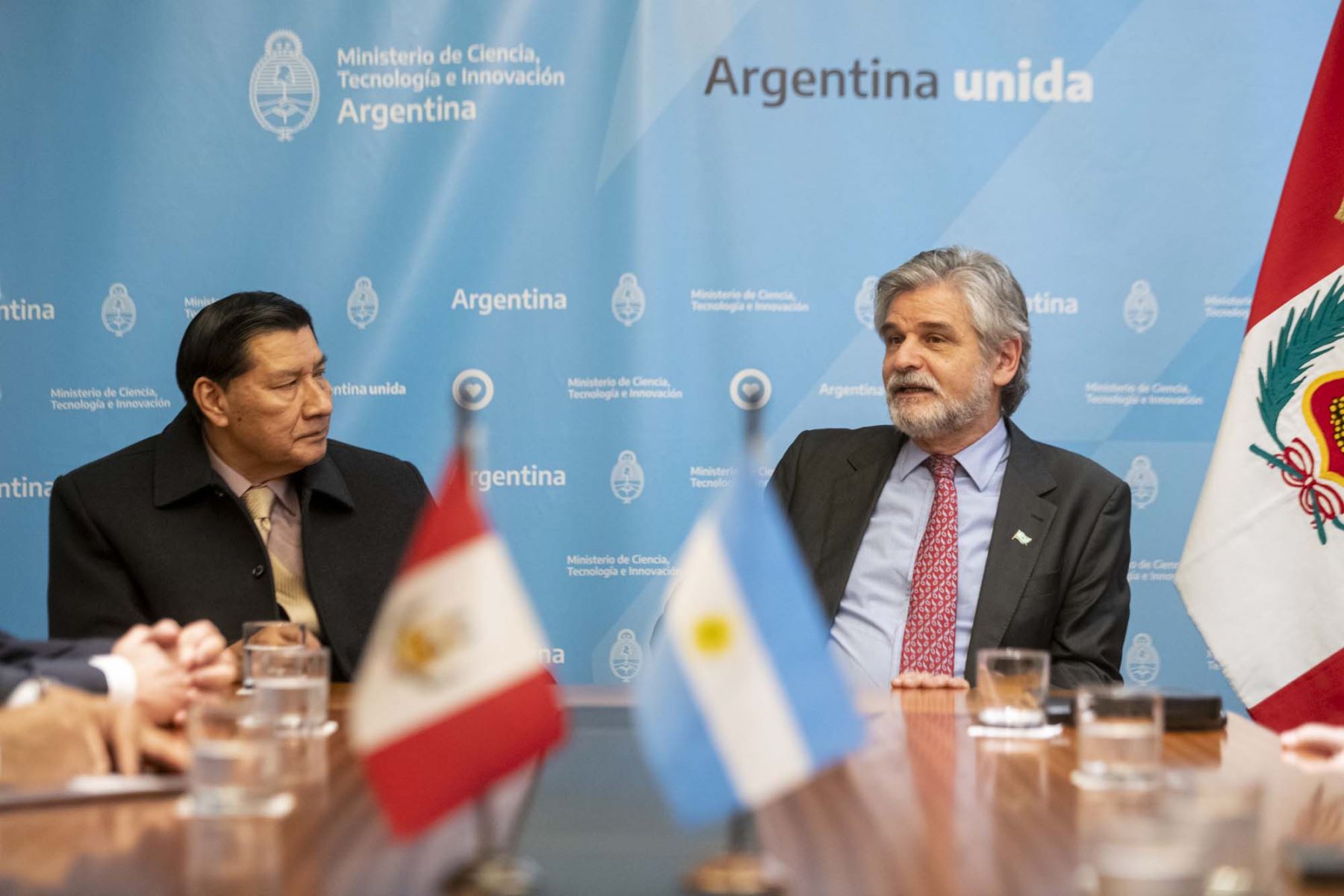 El ministro Juan Barranzuela con el ministro argentino Daniel Filmus. Foto: ANDINA/difusión.