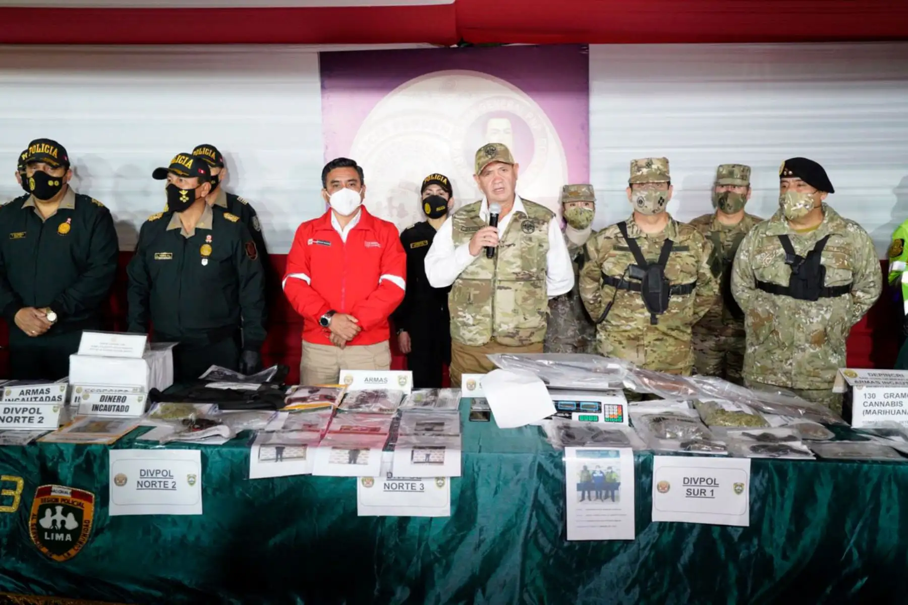 Ministros de Defensa e Interior presentan los resultados de los operativos contra la inseguridad ciudadana, de las últimas 36 horas, en que nuestras Fuerzas Armadas se sumaron en apoyo a la PNP. Foto: MINDEF