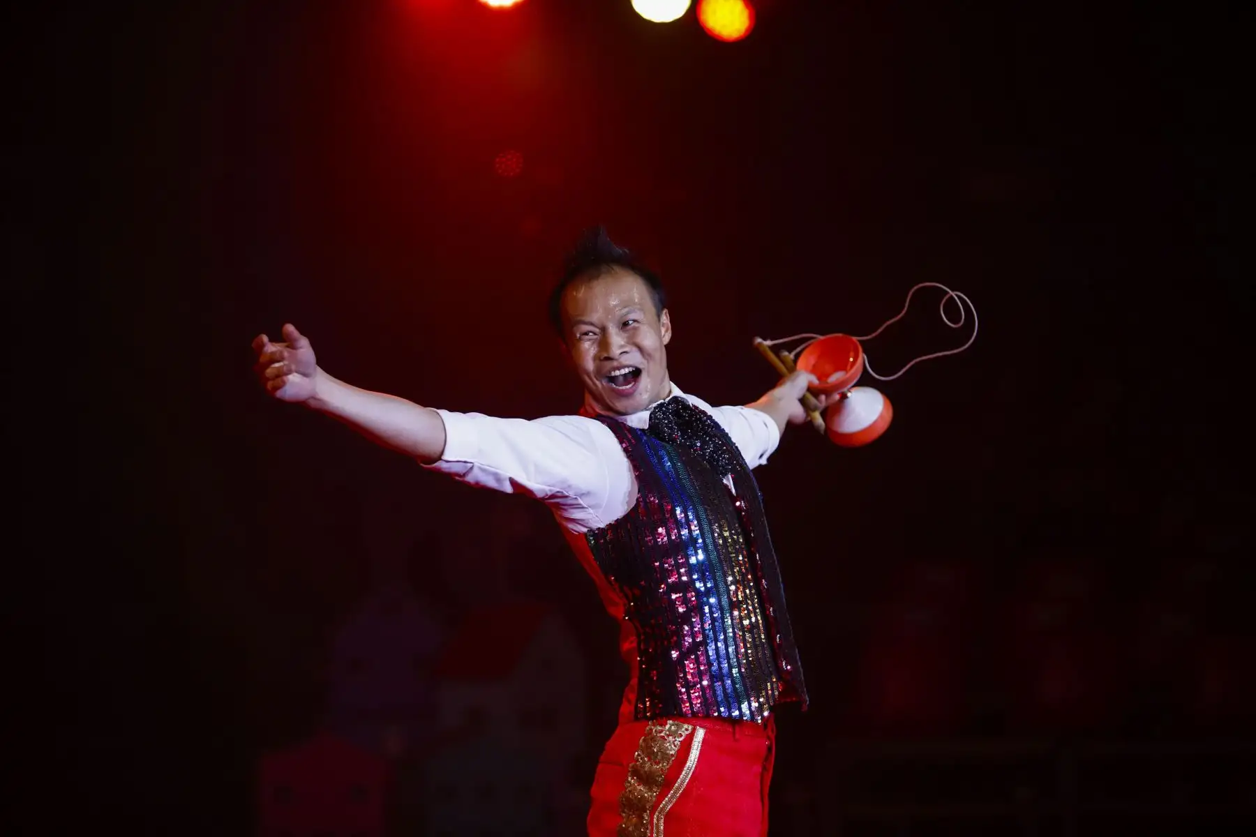 El malabarista experto en diábolo Chuan Ho Chu de Hong Kong, despide dirigiendo el musical “We Are de World” de Michael Jackson, junto a todo el elenco de más de 45 artistas.
Foto: ANDINA/ Renato Pajuelo