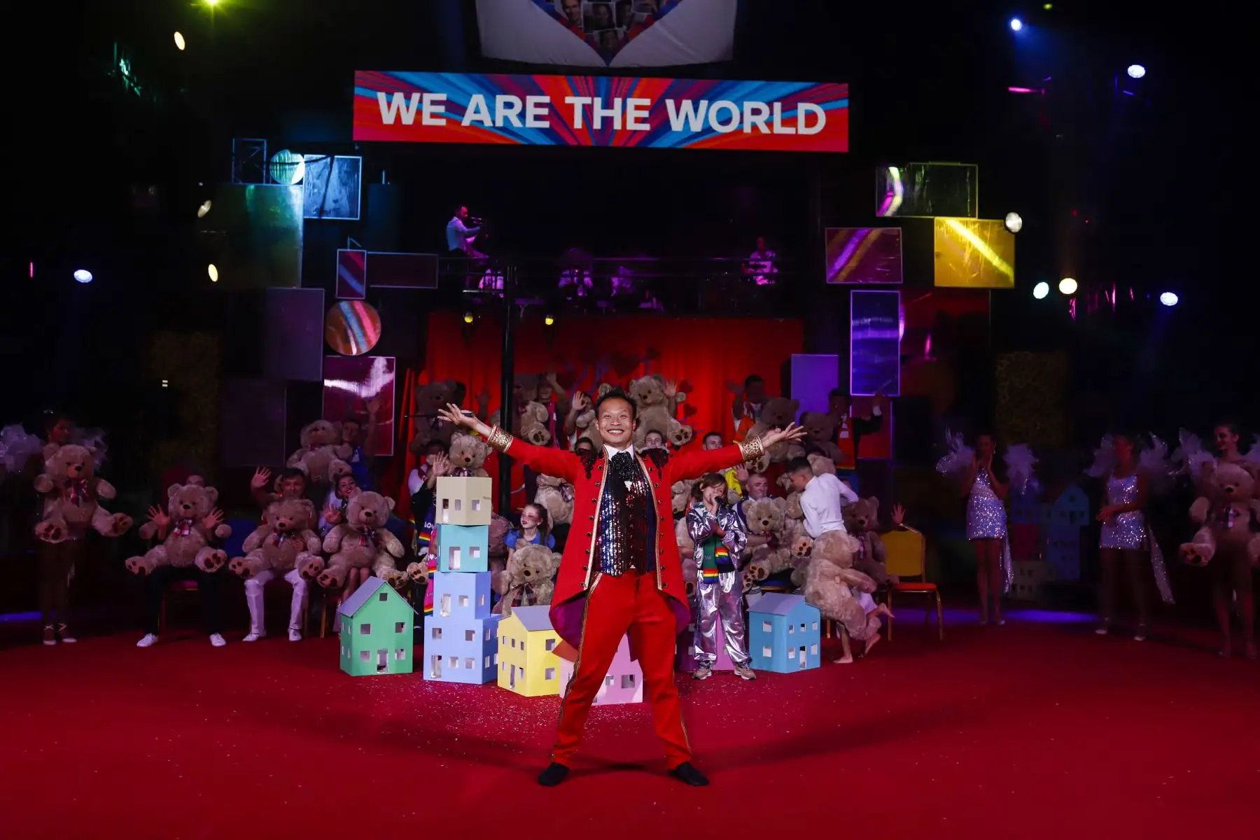 El malabarista experto en diábolo Chuan Ho Chu de Hong Kong, despide dirigiendo el musical “We Are de World” de Michael Jackson, junto a todo el elenco de más de 45 artistas.
Foto: ANDINA/ Renato Pajuelo