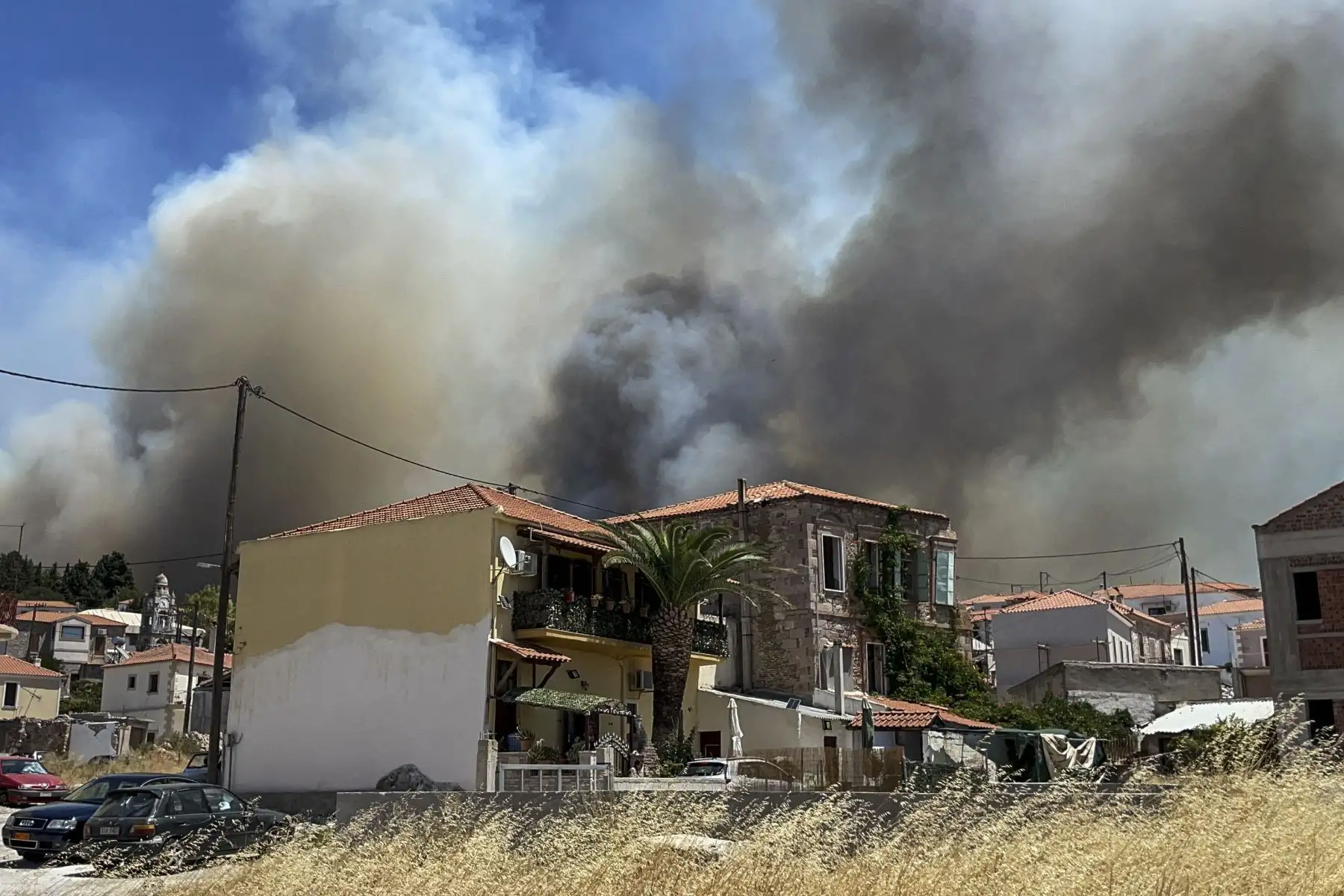 El humo asciende sobre el pueblo de Vrisa, en la parte sur de la isla griega de Lesbos, mientras el incendio forestal arde cerca de los centros turísticos por segundo día, lo que obligó a los residentes vulnerables a huir.
Foto: AFP