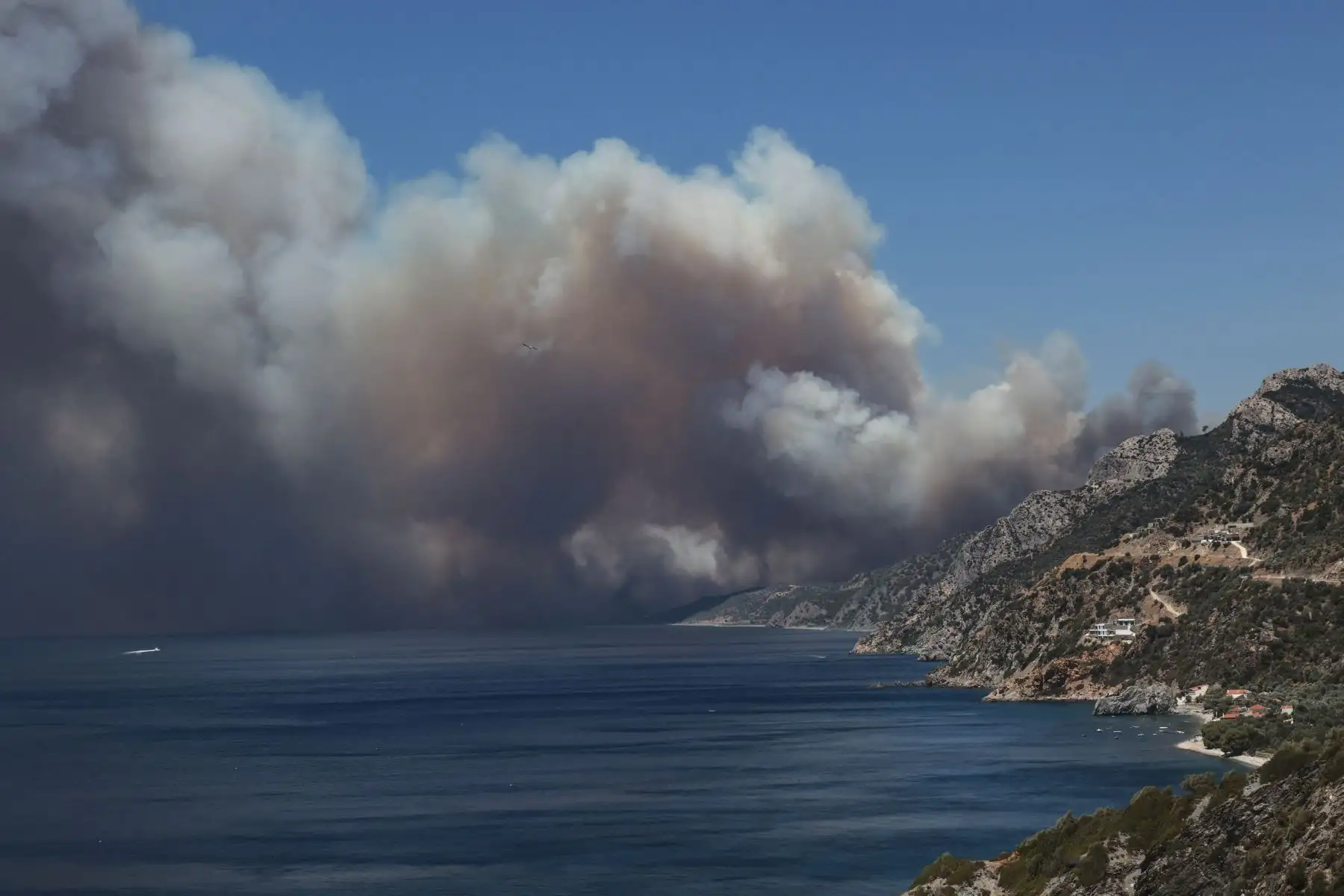 El humo de un incendio forestal se eleva a medida que se acerca al centro turístico costero de Vatera en la isla oriental de Lesbos.
Foto: AFP
