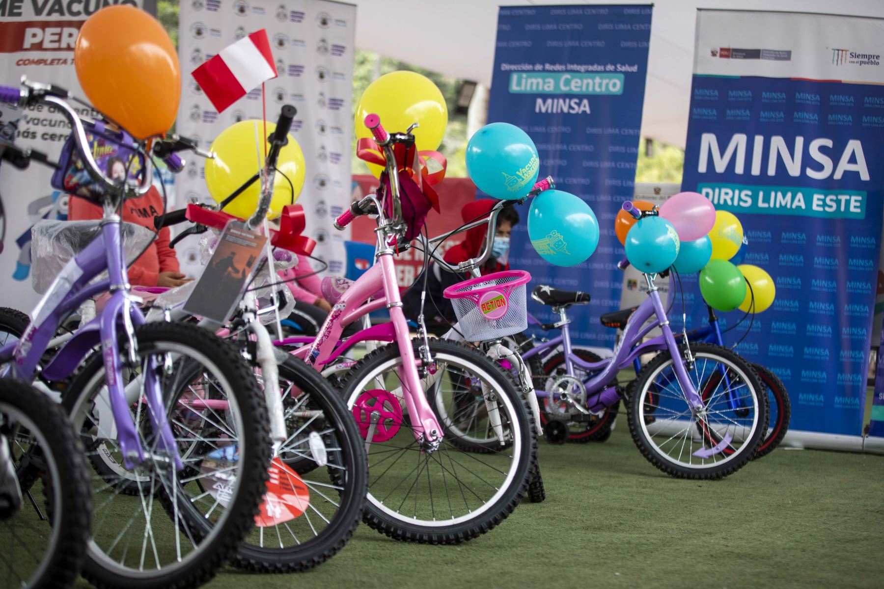 El Ministerio de Salud realizó la ceremonia de entrega de bicicletas a las niñas y los niños ganadores del segundo sorteo que se realizó con el objetivo de promover la vacunación contra la covid-19 en la población de 5 a 11 años.
Foto: ANDINA/ Carla Patiño Ramírez