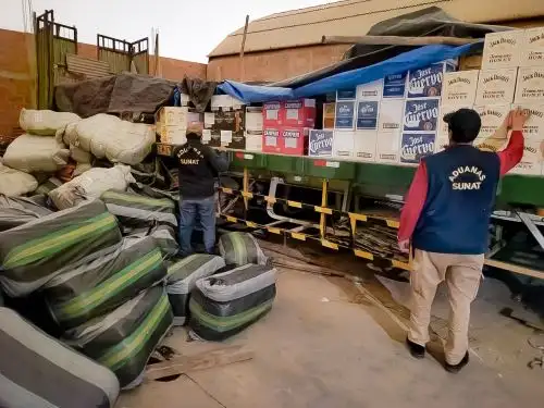 Se detectó  más de 1,000 cajas de licores de procedencia extranjera (whisky, tequila, crema de licor, entre otros) y fardos de ropa nueva y usada.