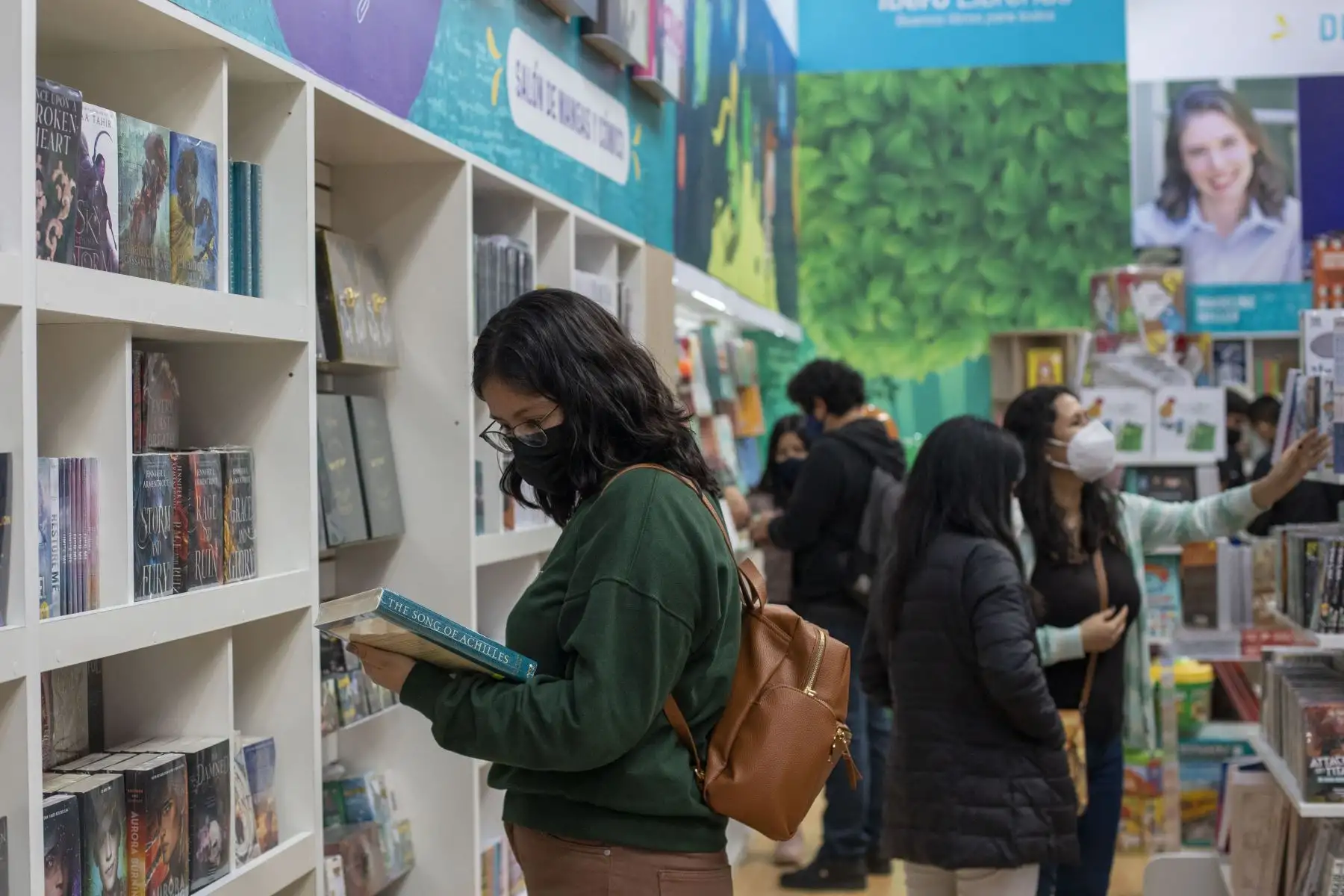 Personas continúan visitando la 26ª Feria Internacional del Libro de Lima (FIL Lima 2022). En la imagen, stand 8A se ubica la librería Ibero donde se ofrecen ejemplares en todas las materias y tienen el 20% de descuento. 
Foto: ANDINA/Carla Patiño Ramírez