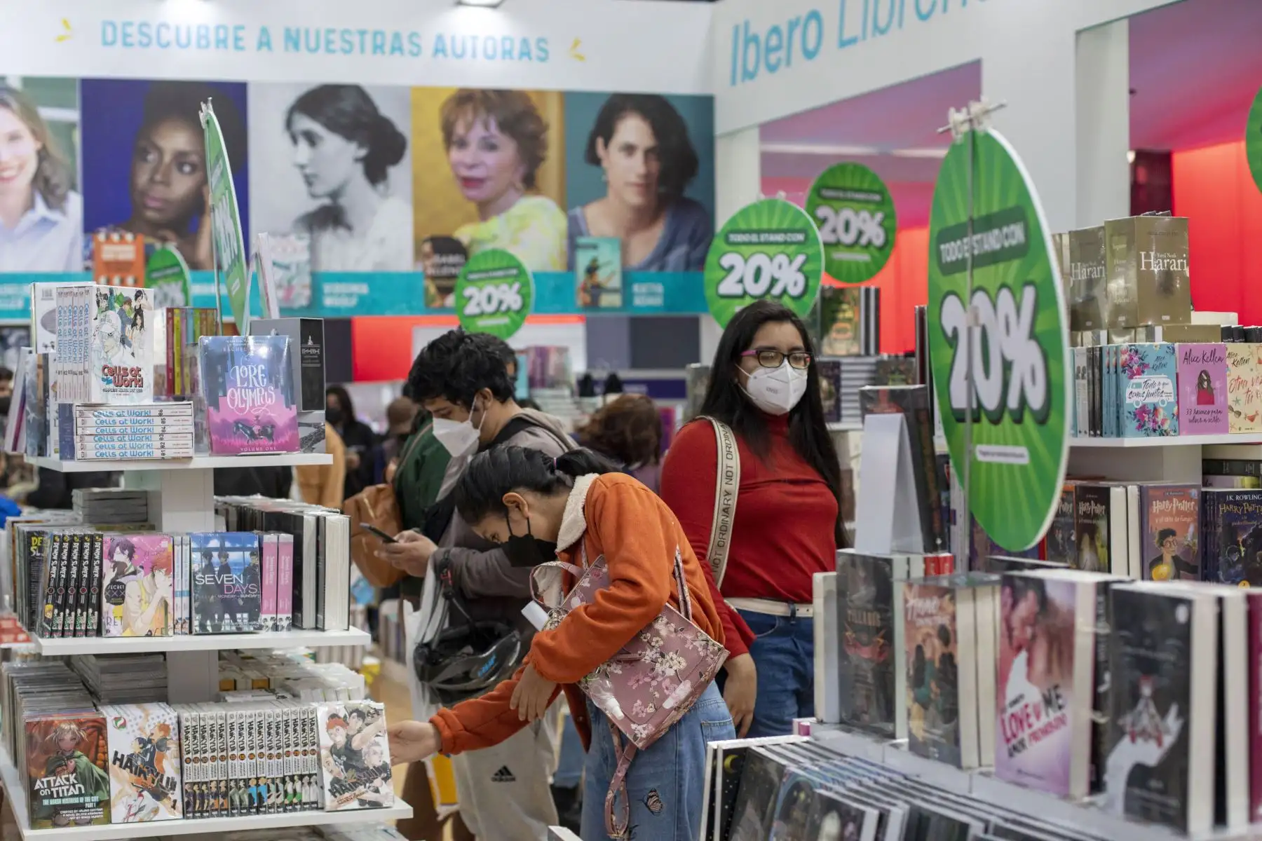 Personas continúan visitando la 26ª Feria Internacional del Libro de Lima (FIL Lima 2022). En la imagen, stand 8A se ubica la librería Ibero donde se ofrecen ejemplares en todas las materias y tienen el 20% de descuento. 
Foto: ANDINA/Carla Patiño Ramírez